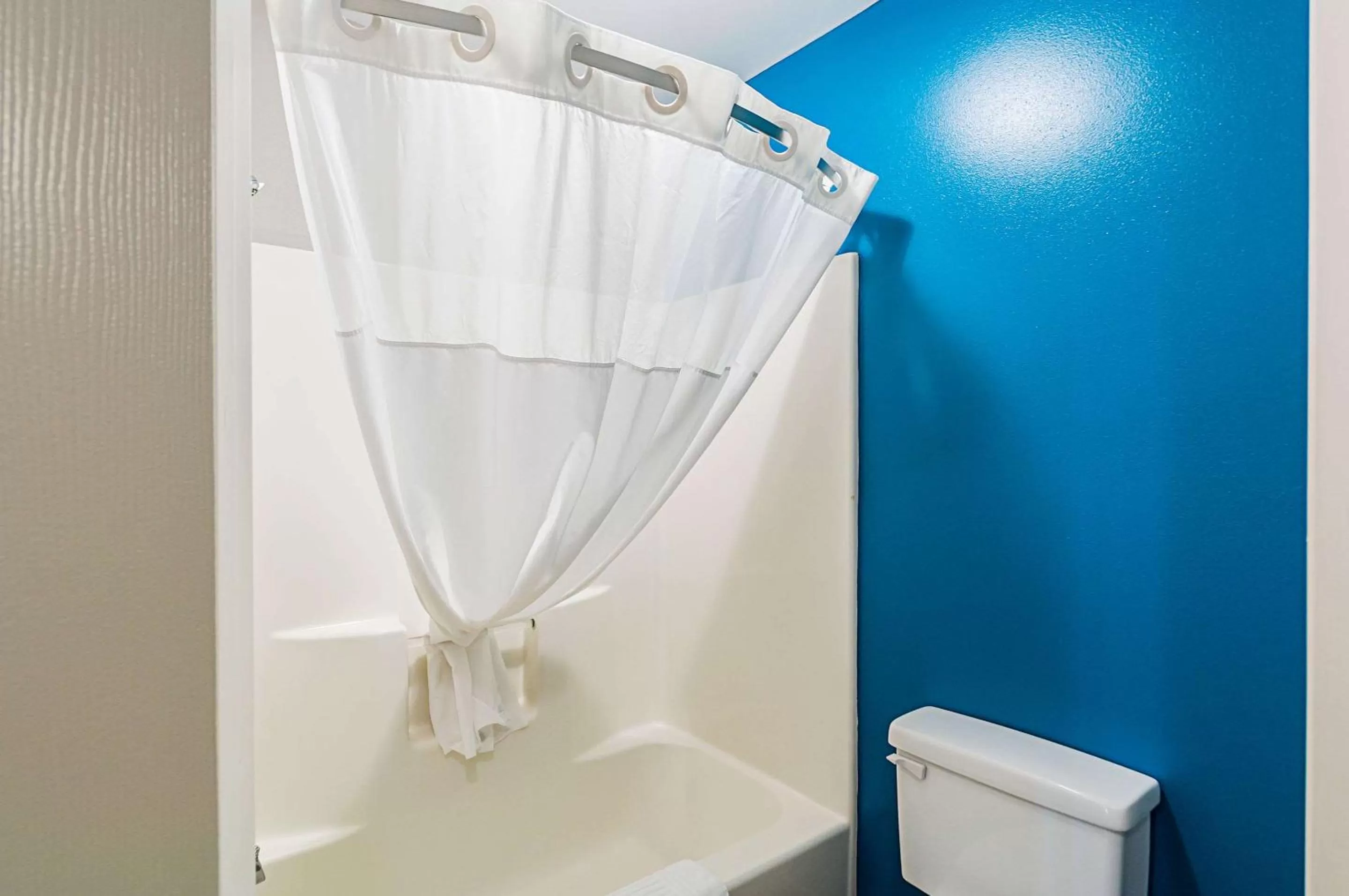 Photo of the whole room in Quality Inn Harrisonburg I-81