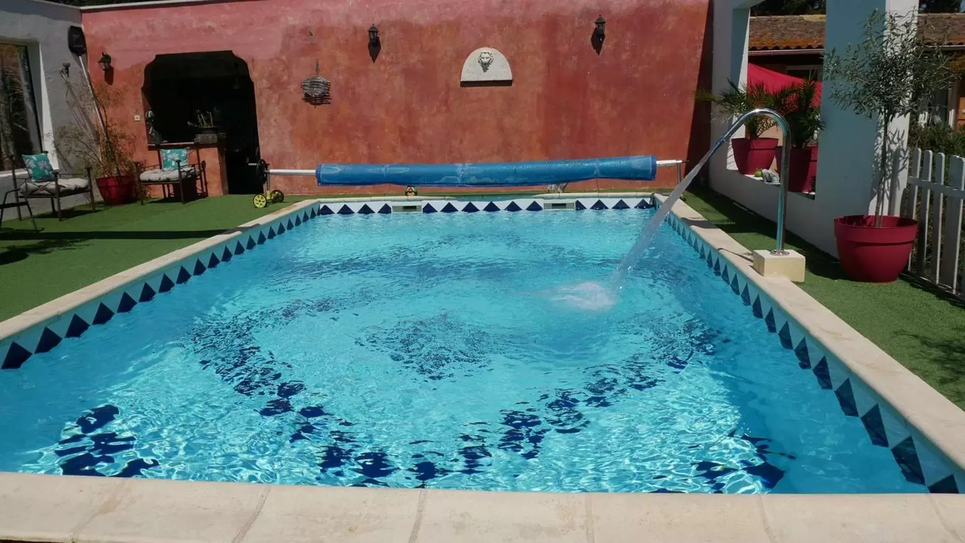 Swimming Pool in MAS MAURANE-Chambre d'hôte avec SPA privé