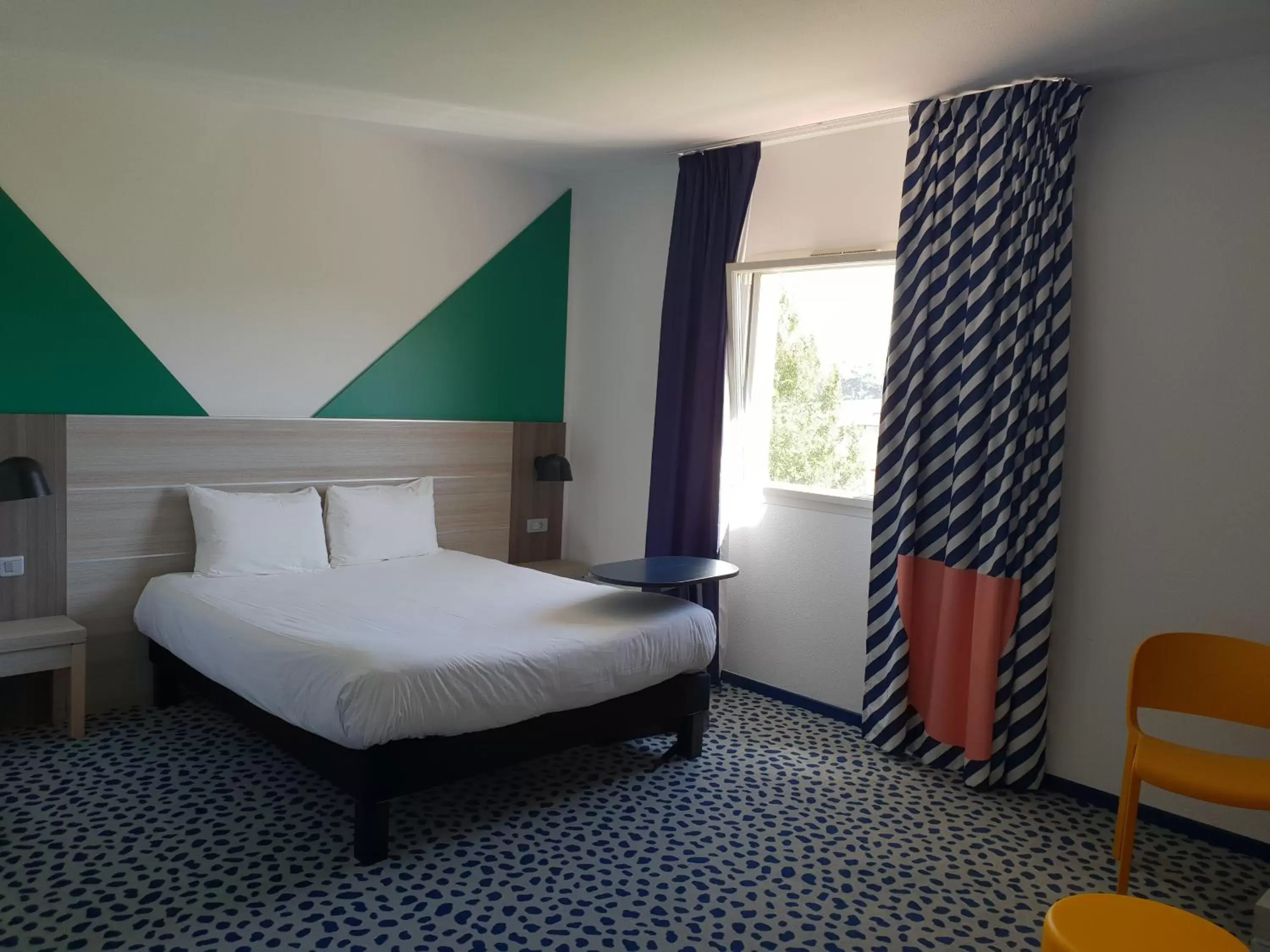 Photo of the whole room, Bed in ibis Styles Marseille Plan de Campagne