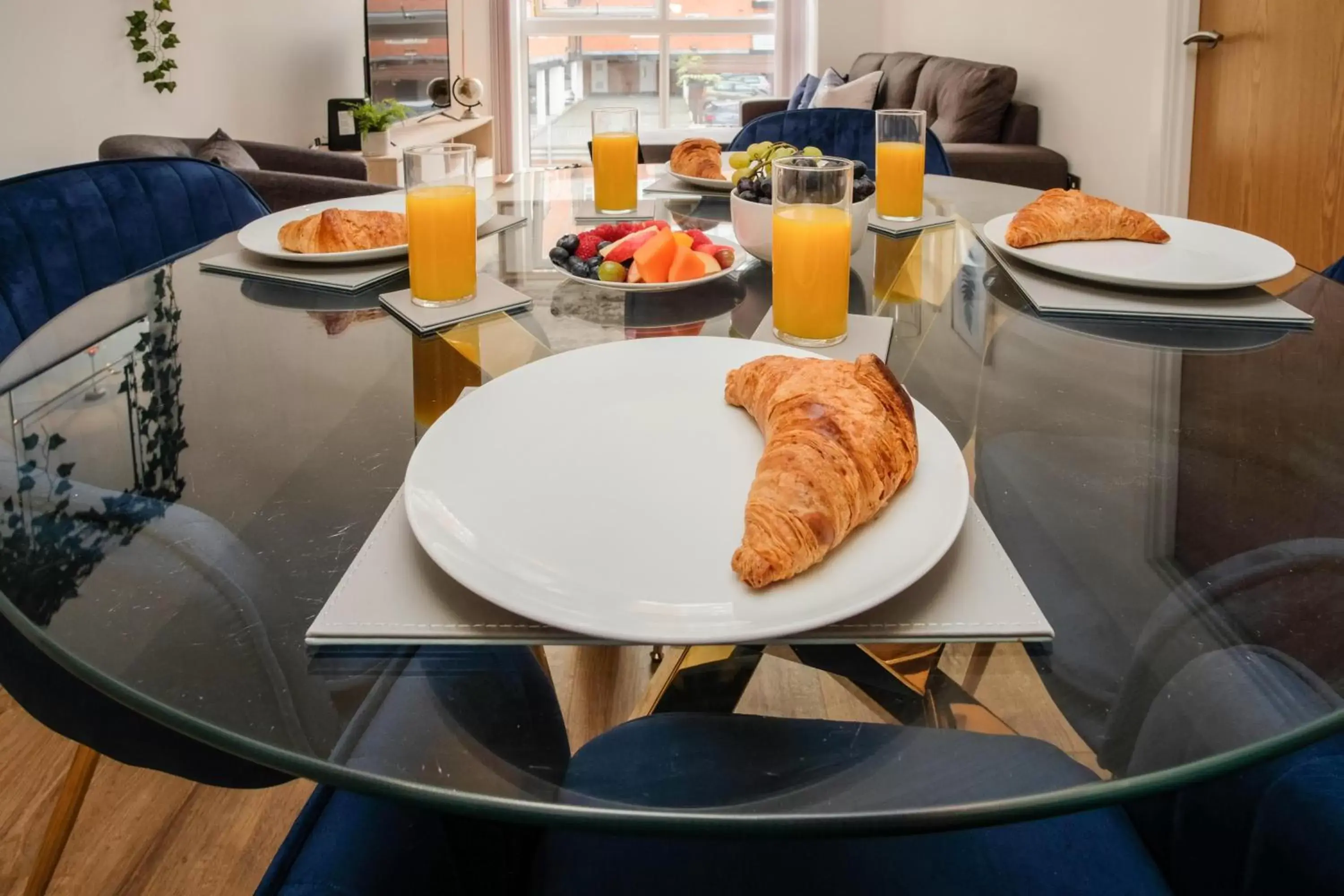 Living room, Breakfast in Onyx O2 Arena Brindley Place Broad Street Large Spacious Apartment