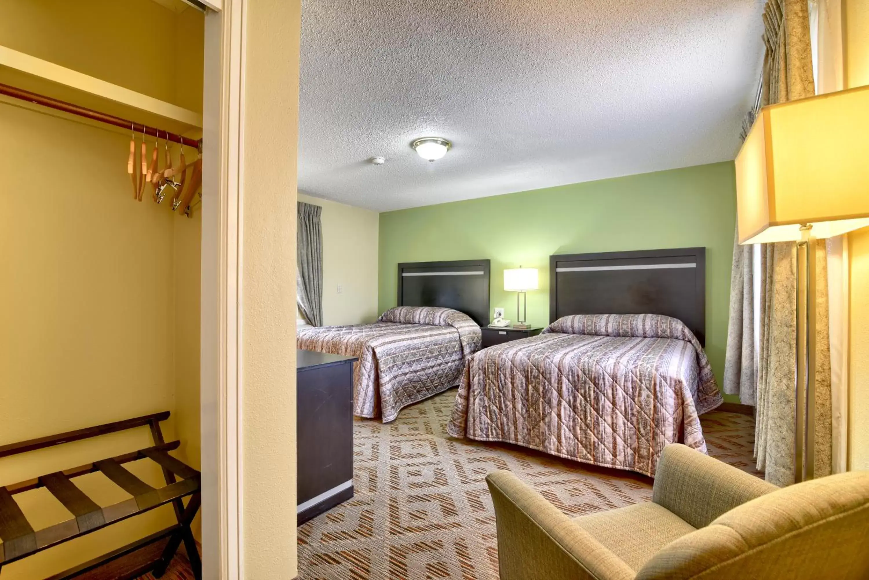 Bed in Roosevelt Inn & Suites Saratoga Springs