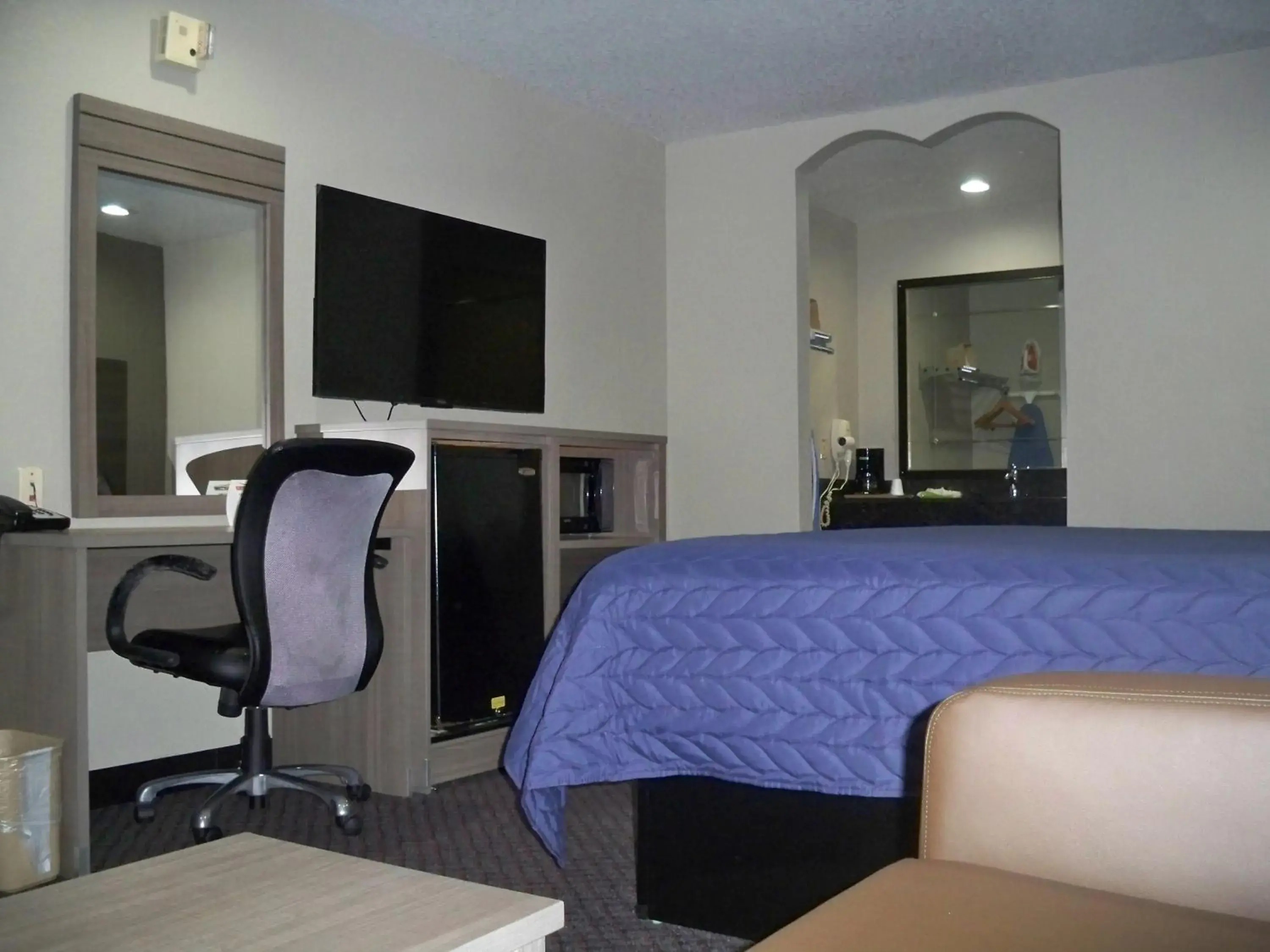 TV and multimedia, Seating Area in Scottish Inn and Suites Beaumont