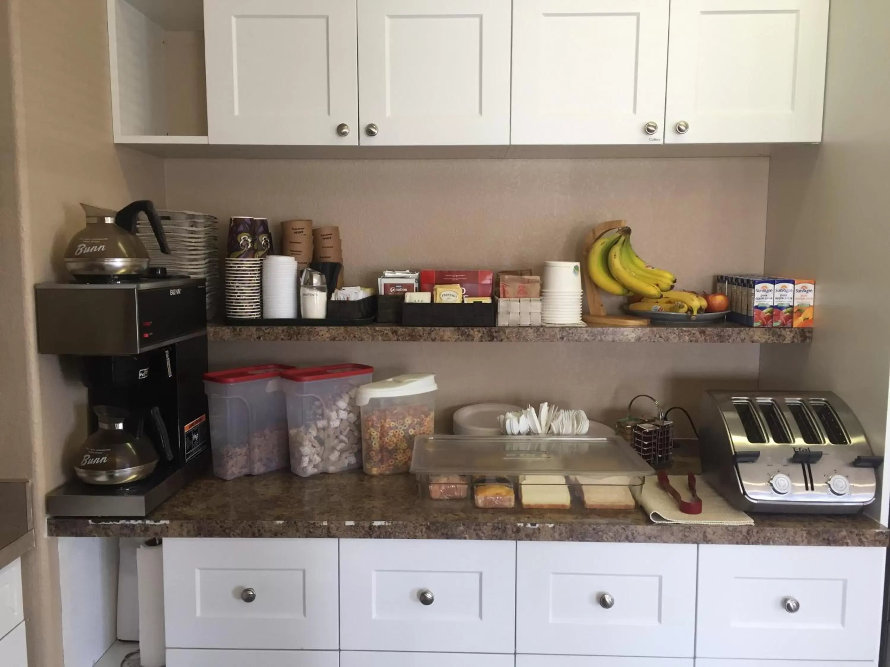 Breakfast, Kitchen/Kitchenette in Didsbury Country Inn