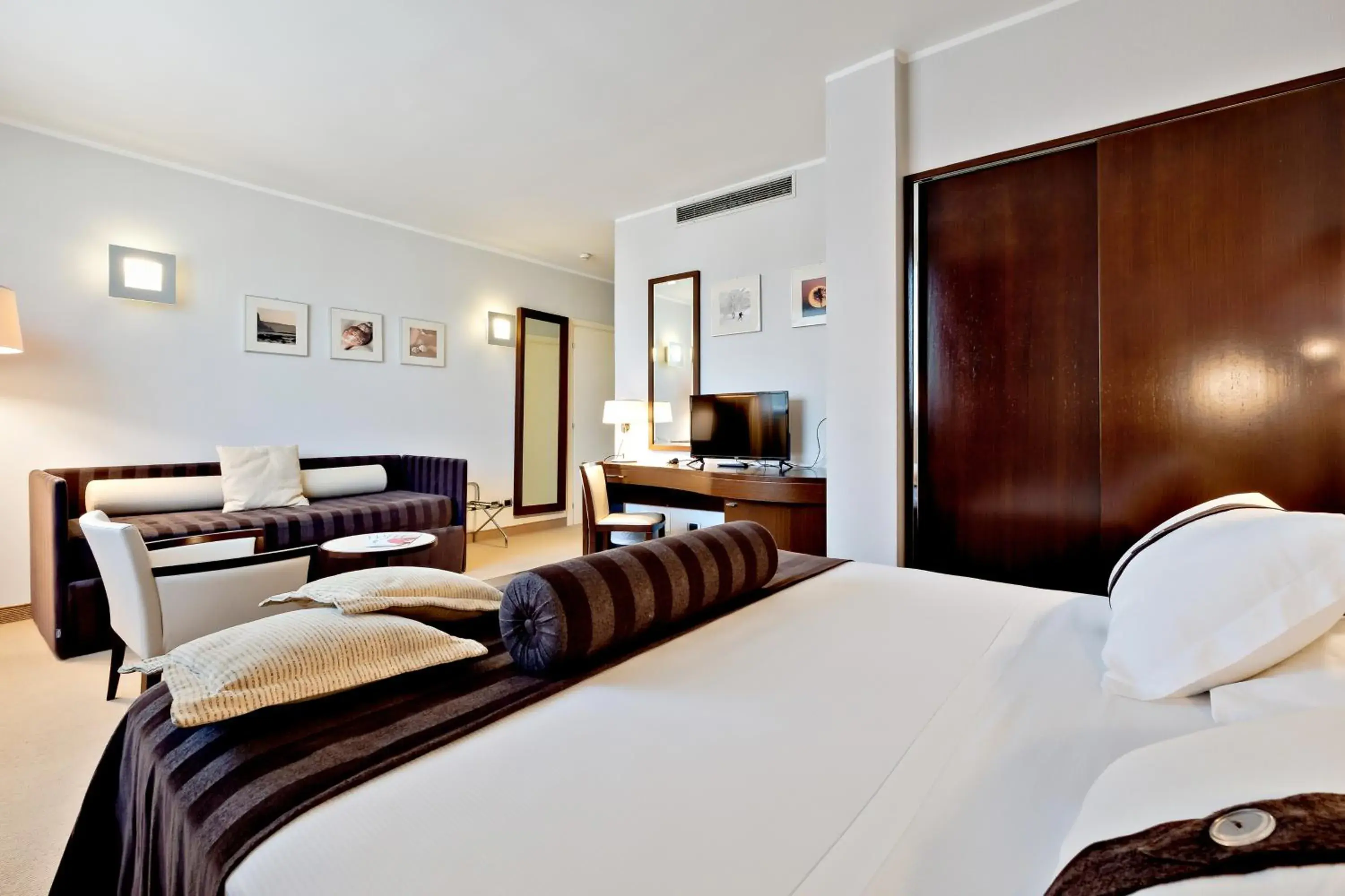 Bed in Italiana Hotels Cosenza