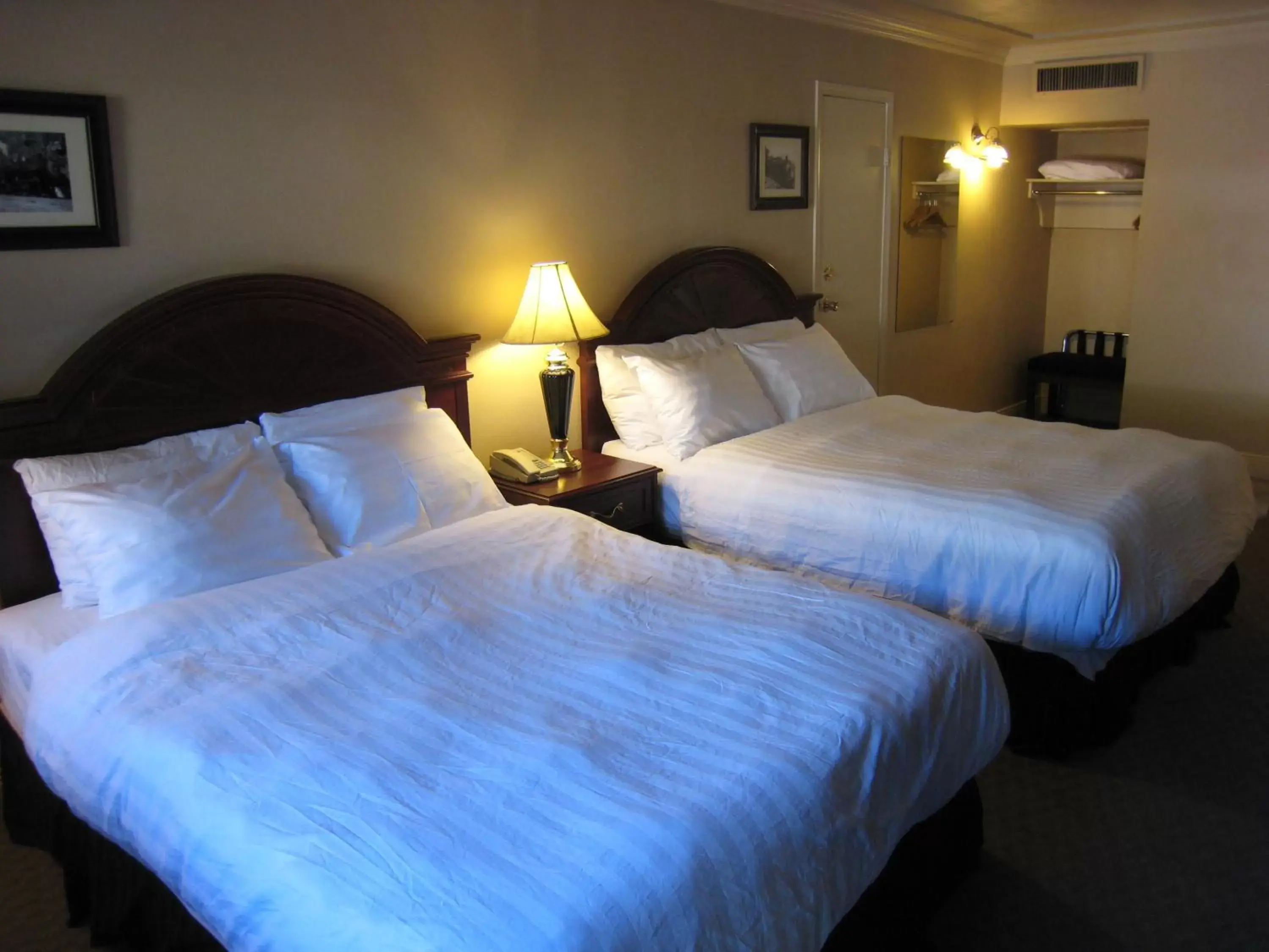 Photo of the whole room, Bed in Revelstoke Lodge