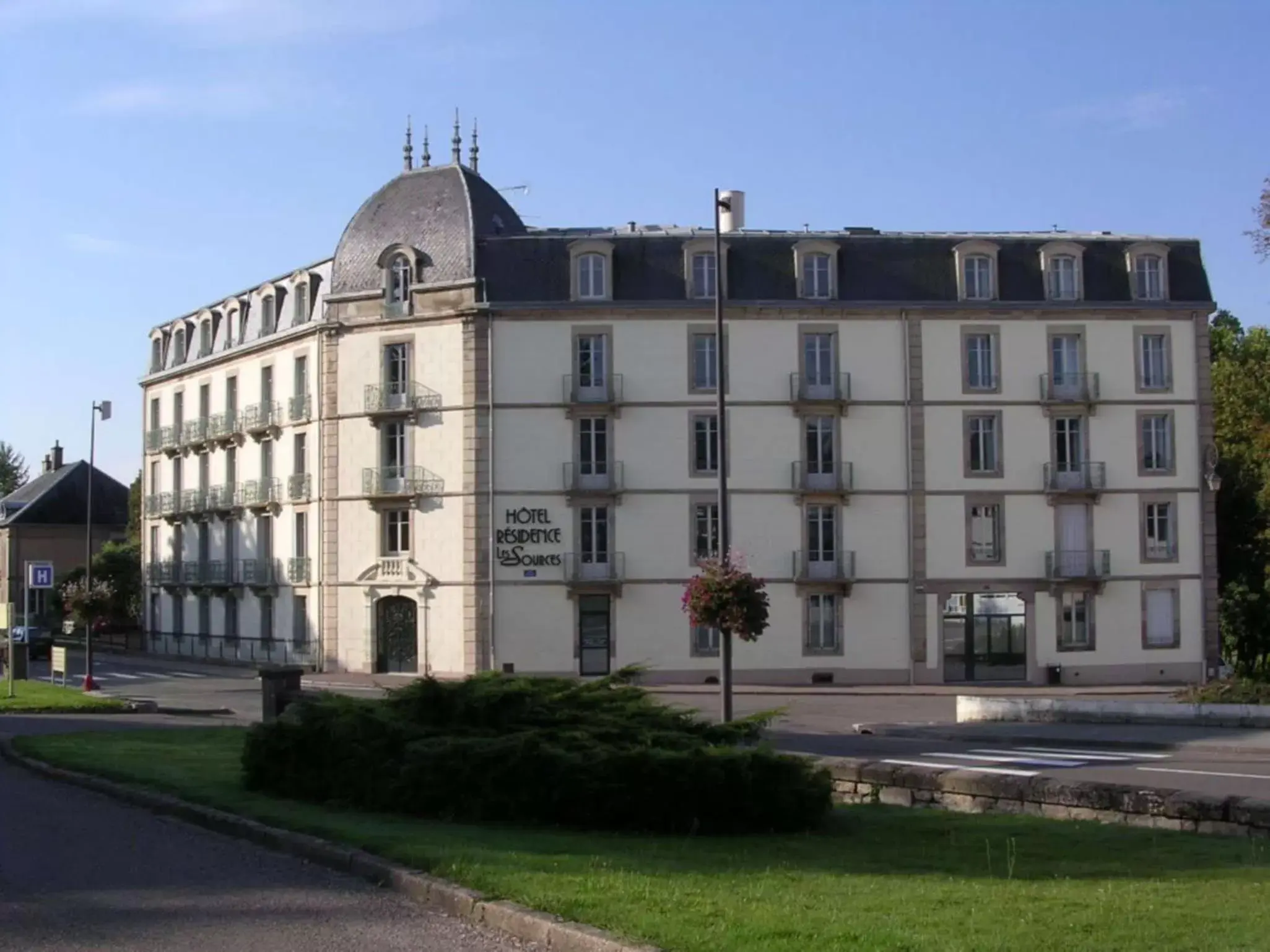 Facade/entrance, Property Building in CERISE Luxeuil Les Sources