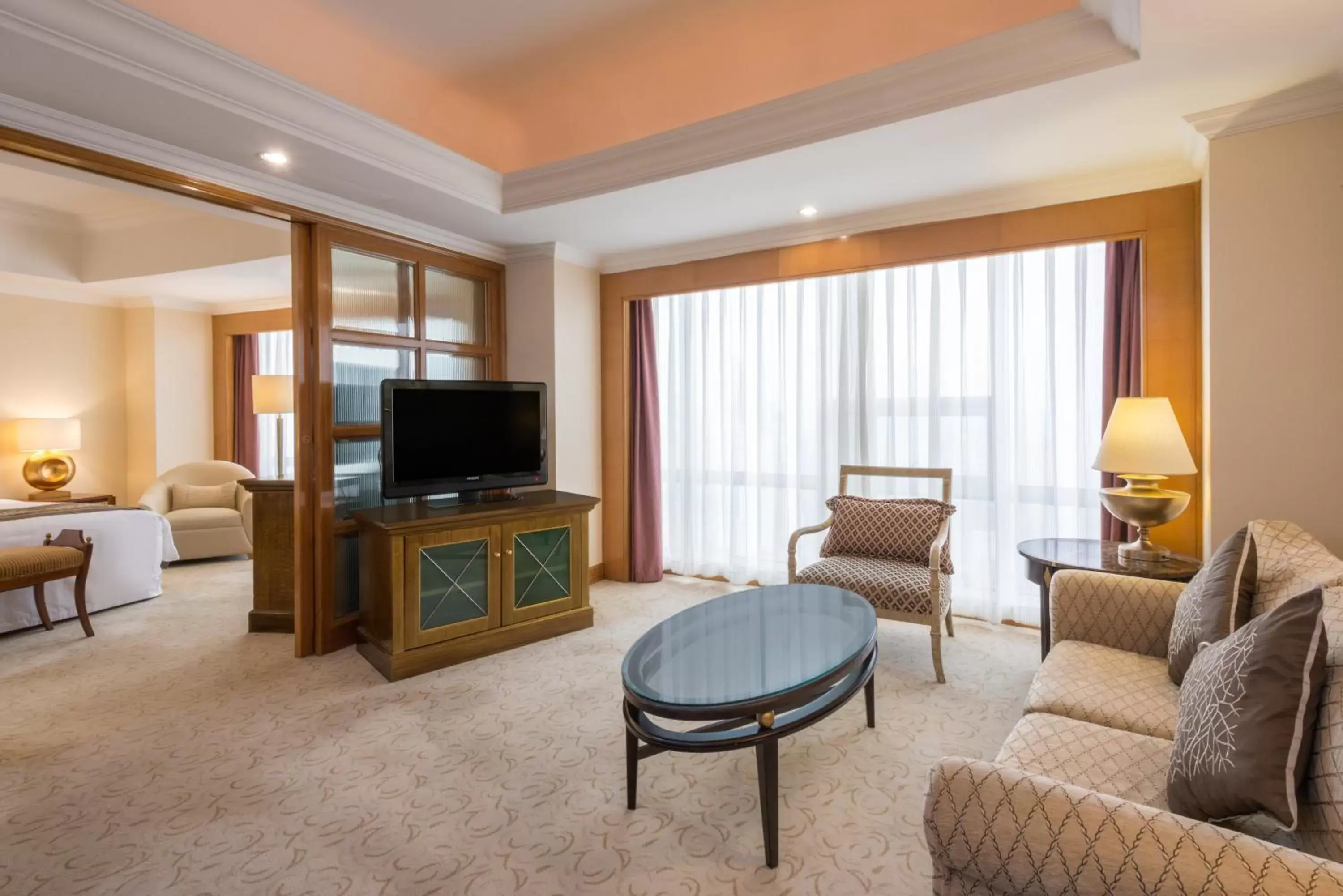 Photo of the whole room, Seating Area in Crowne Plaza Qingdao, an IHG Hotel