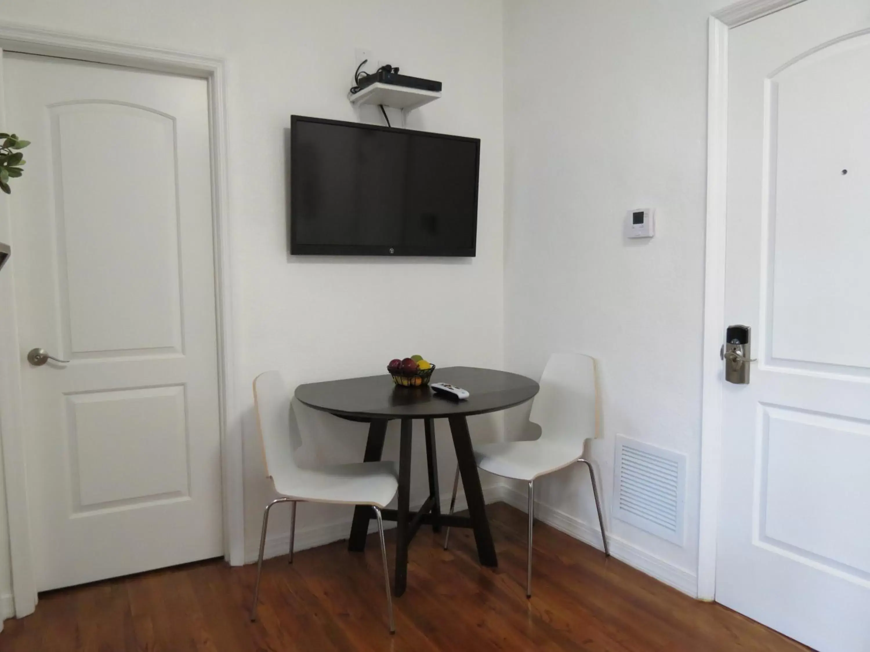 TV and multimedia, TV/Entertainment Center in Harding Boutique Apartments
