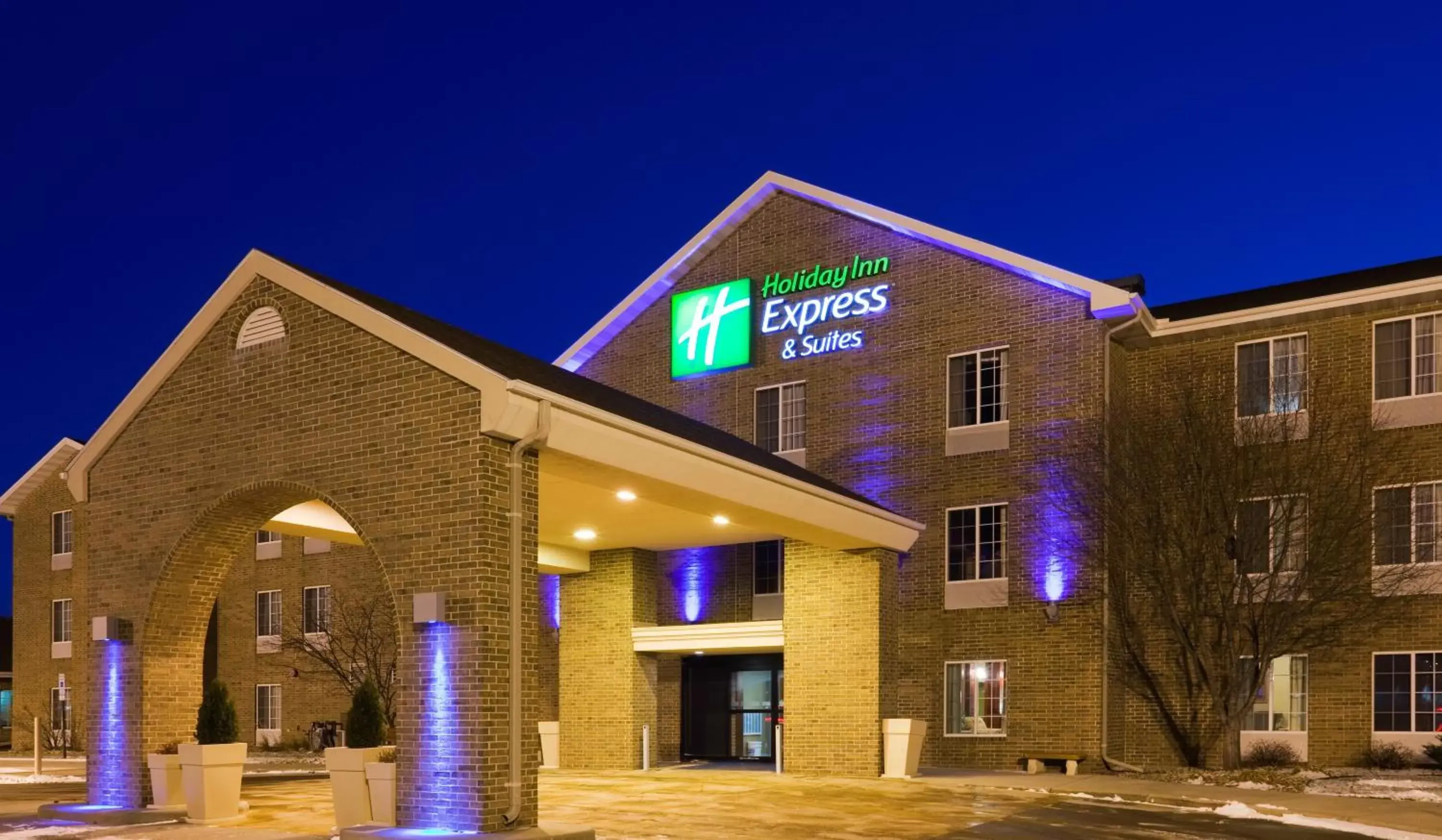 Property Building in Holiday Inn Express Hotel & Suites Sioux Falls At Empire Mall, an IHG Hotel