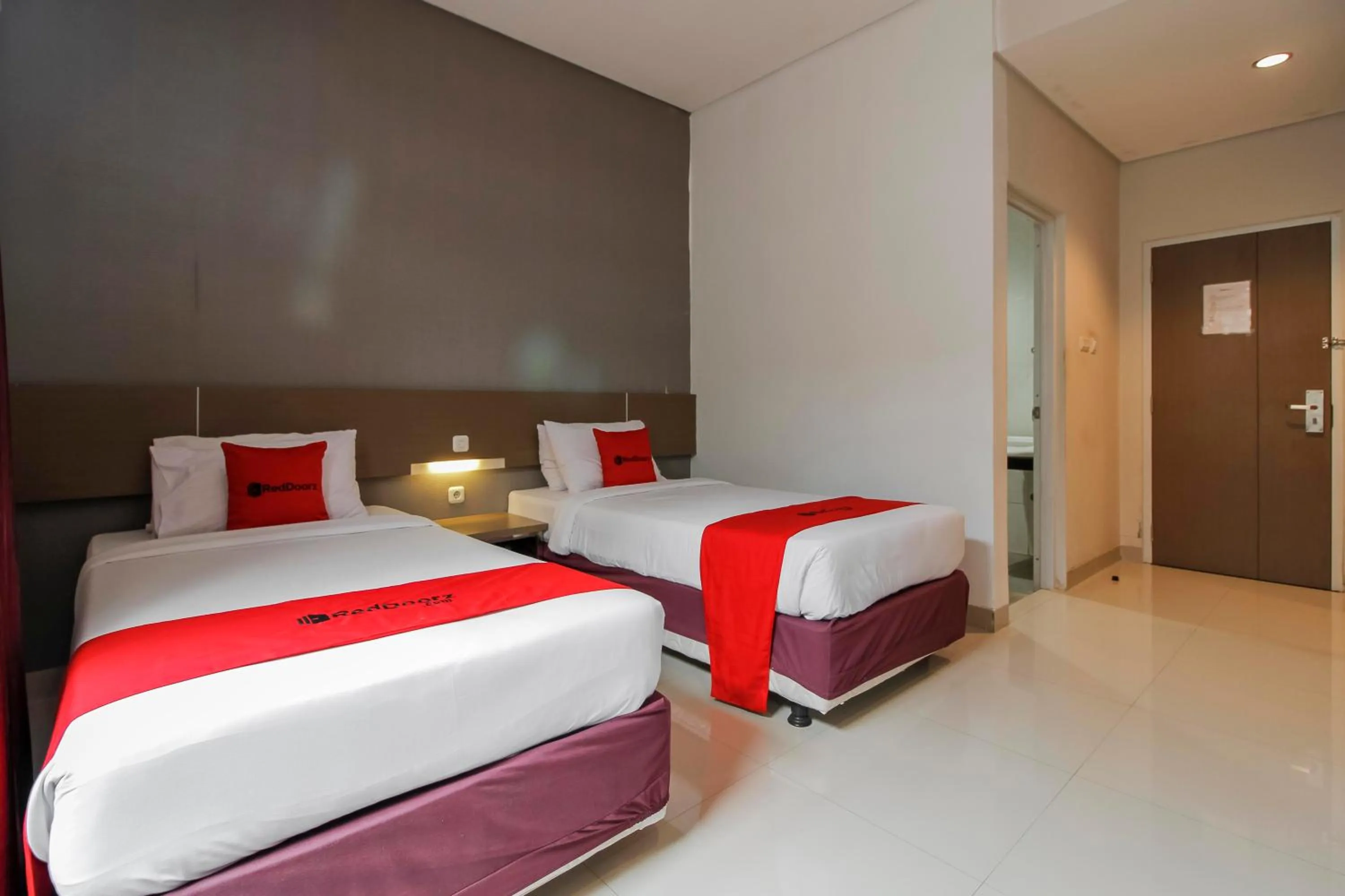 Bedroom, Bed in RedDoorz near Goa Sunyaragi