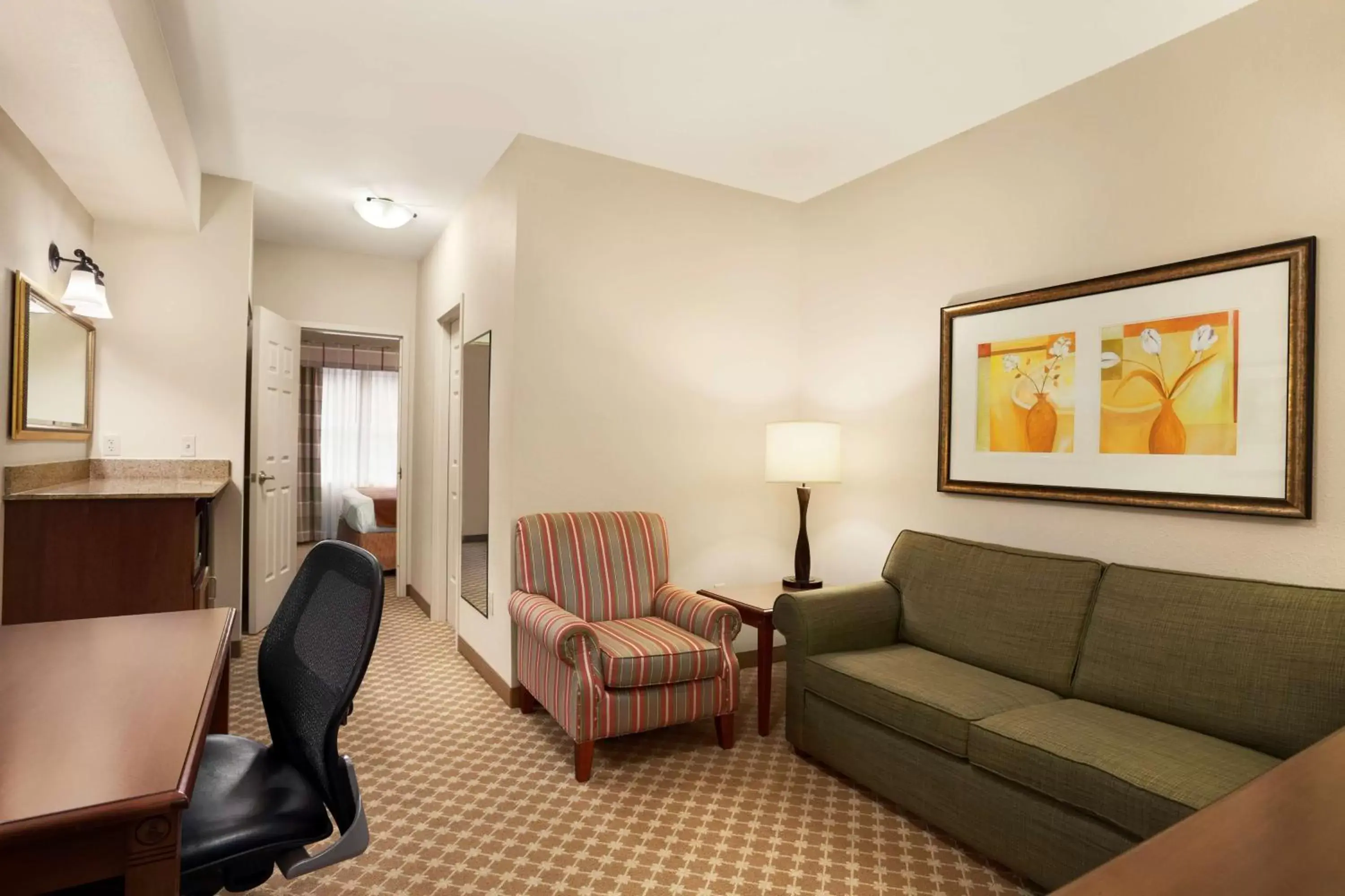 Photo of the whole room, Seating Area in Country Inn & Suites by Radisson, Manchester Airport, NH