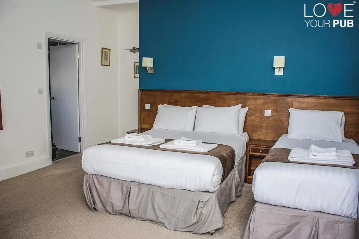 Deluxe Family Room in Keppels Head Hotel Deluxe Family Room in Keppels Head Hotel