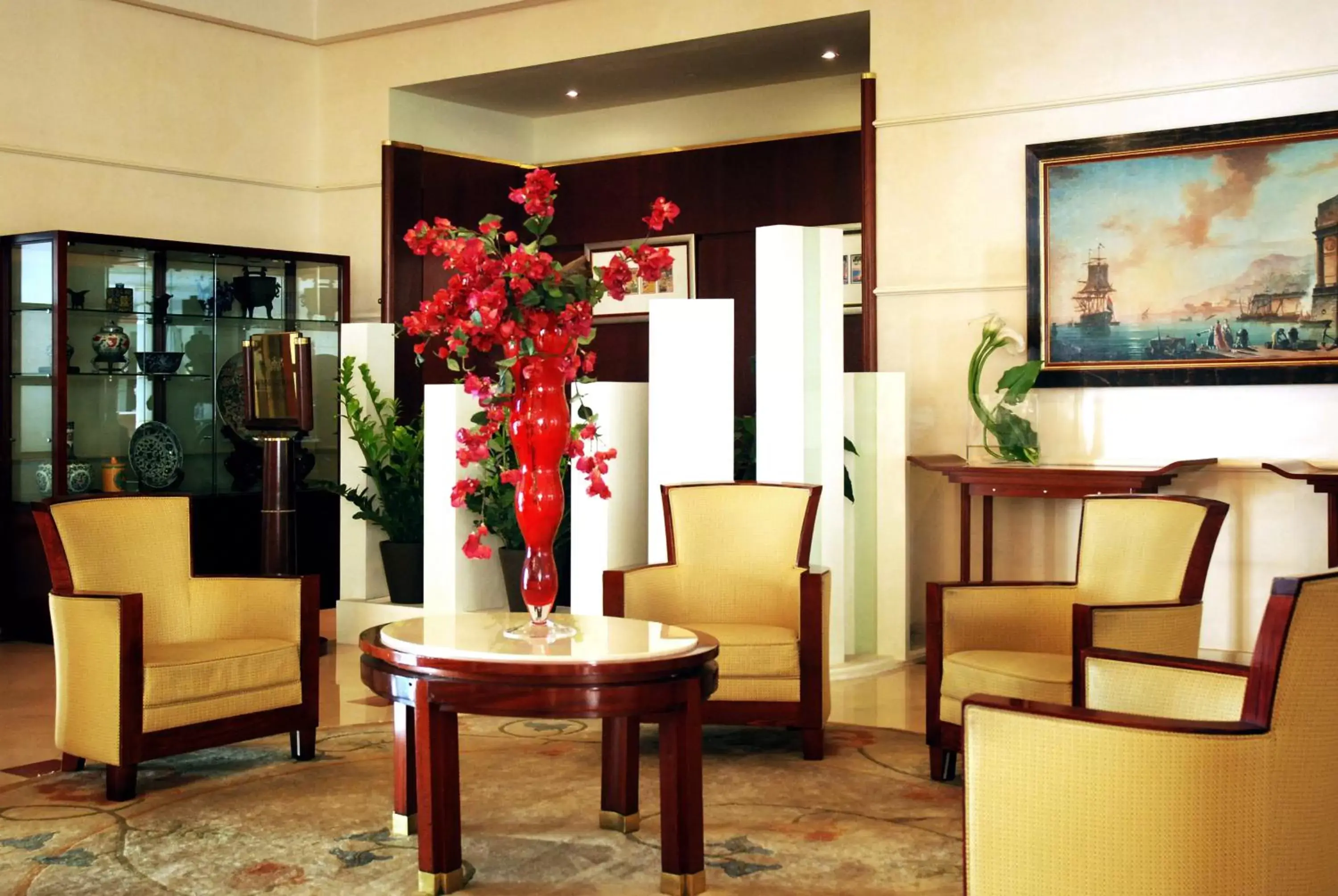Lounge or bar, Lobby/Reception in Evergreen Laurel Hotel