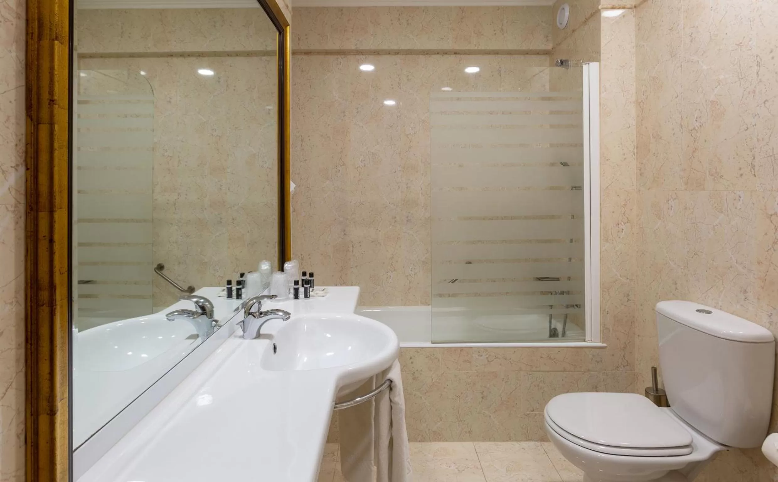 Bathroom in Hotel Afonso V & SPA