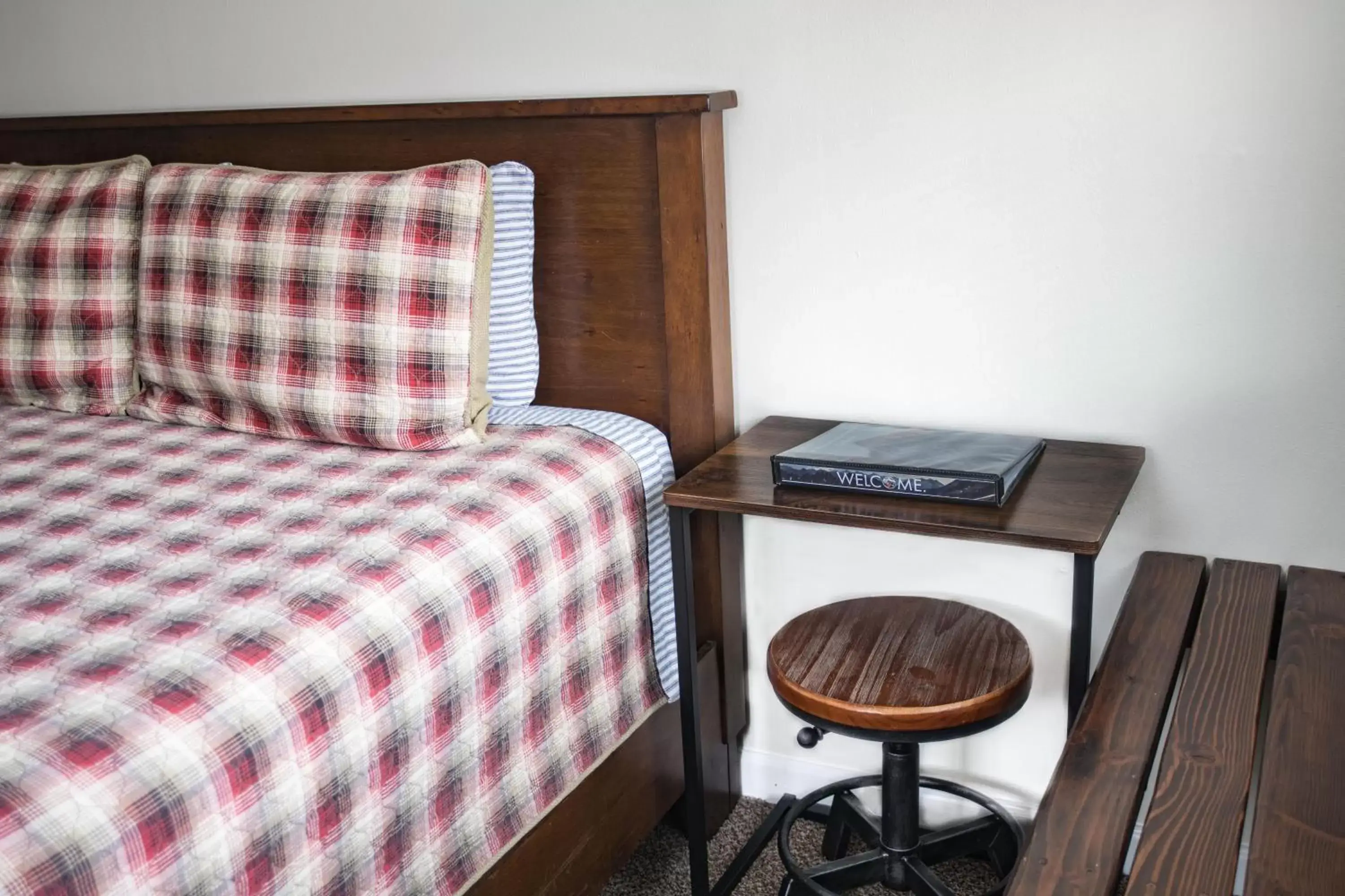 Bed, Seating Area in Mt Williamson Motel and Basecamp