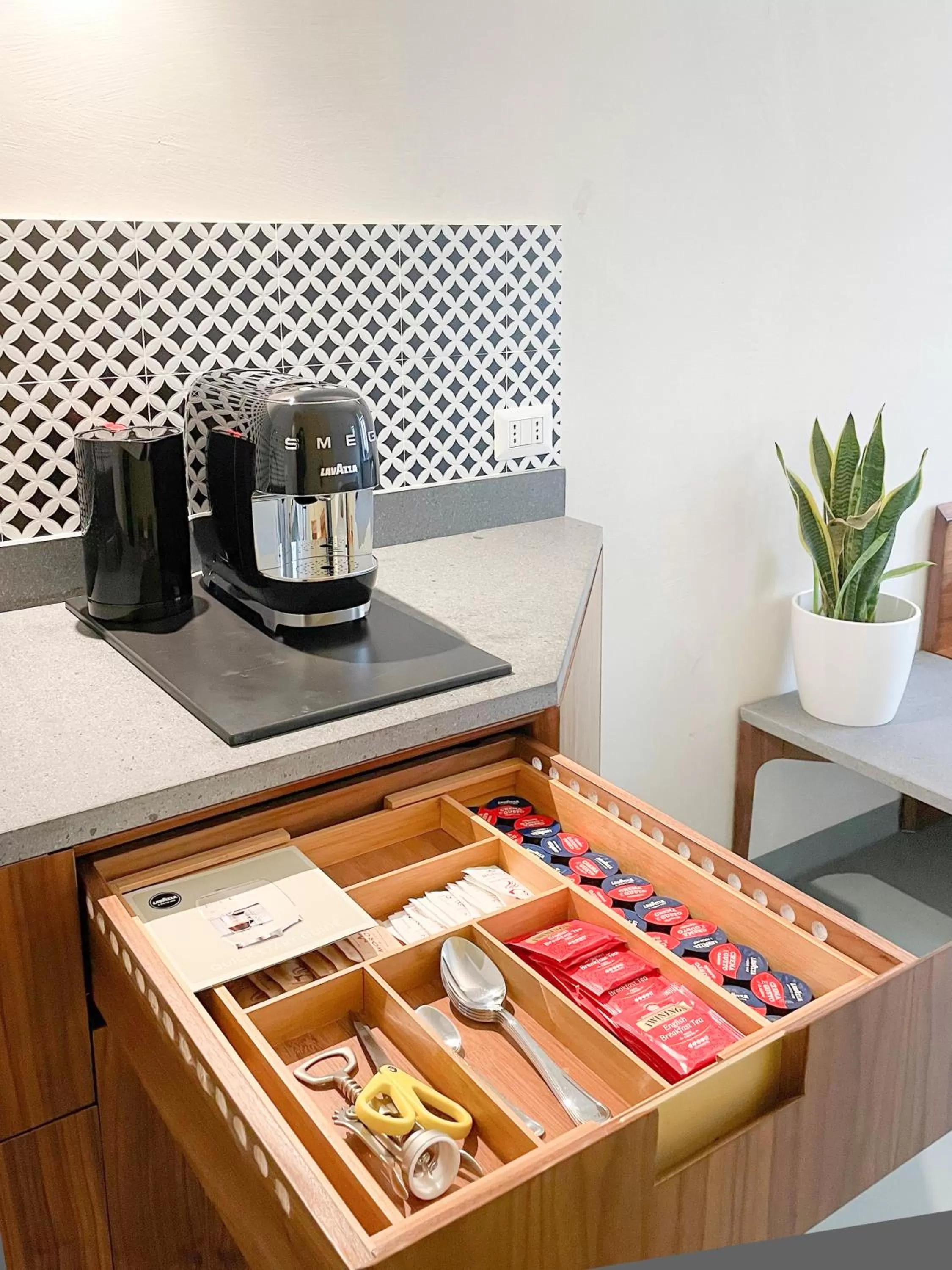 Coffee/tea facilities in 21 Armeno