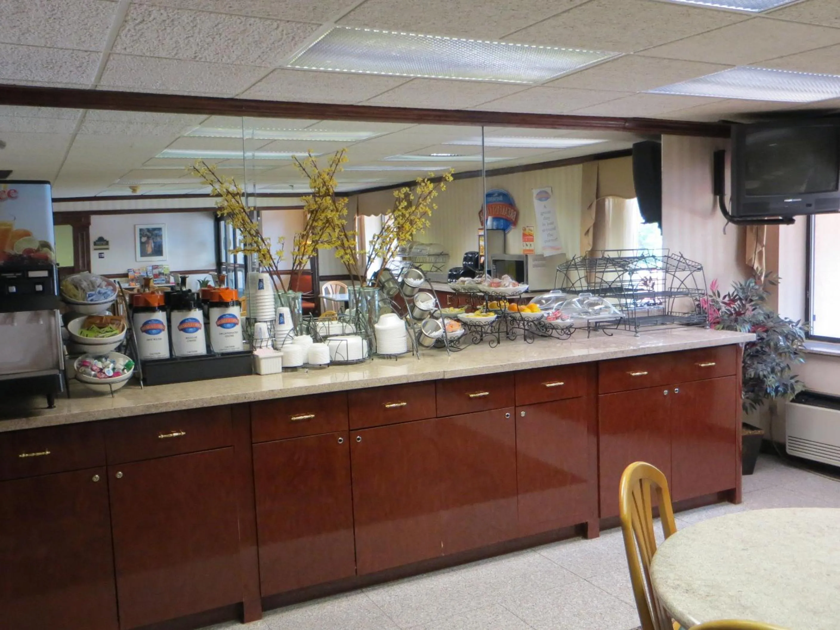 Coffee/tea facilities in Baymont by Wyndham Kalamazoo West