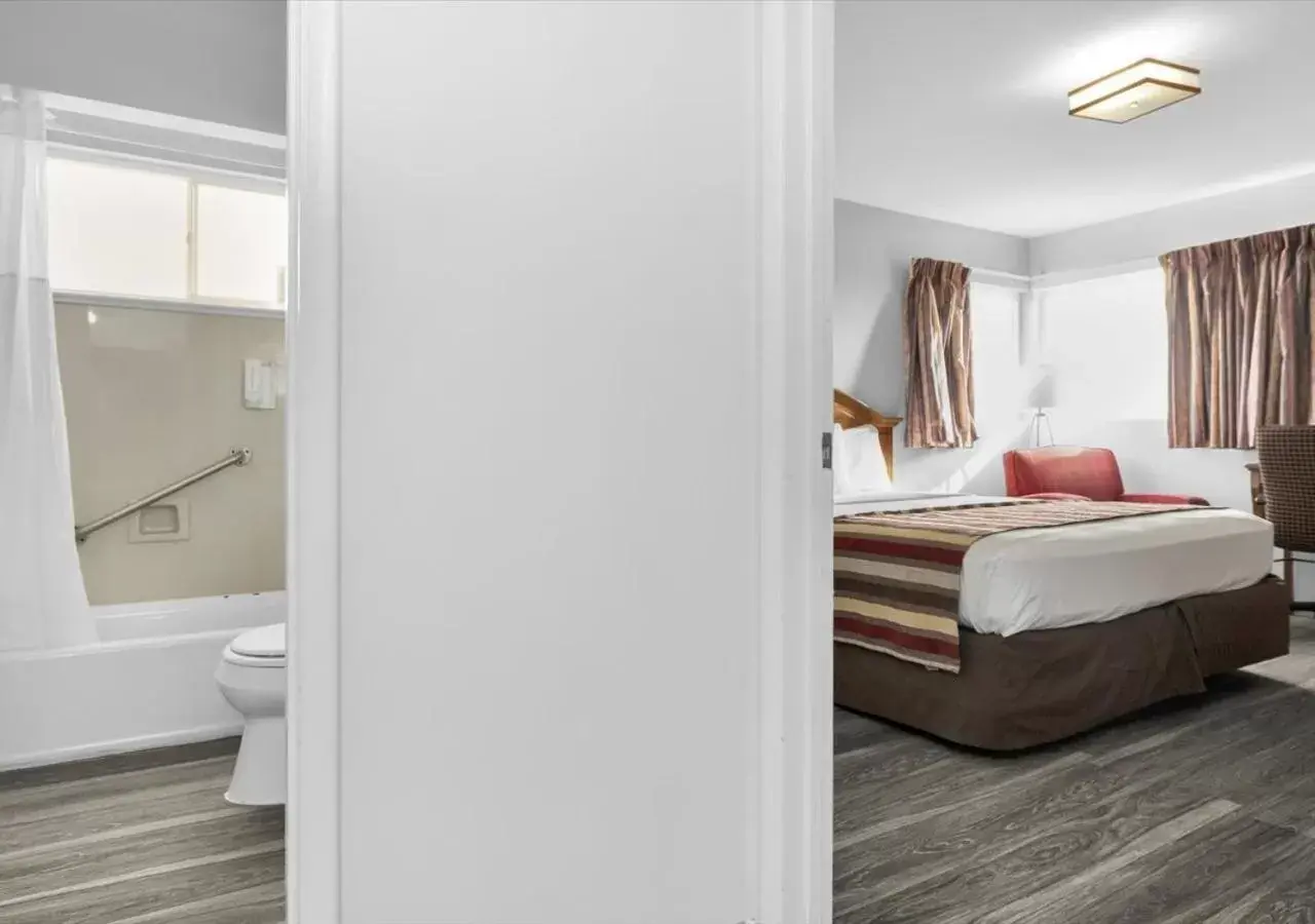 Bedroom, Bed in Rodeway Inn & Suites San Francisco - Great Highway