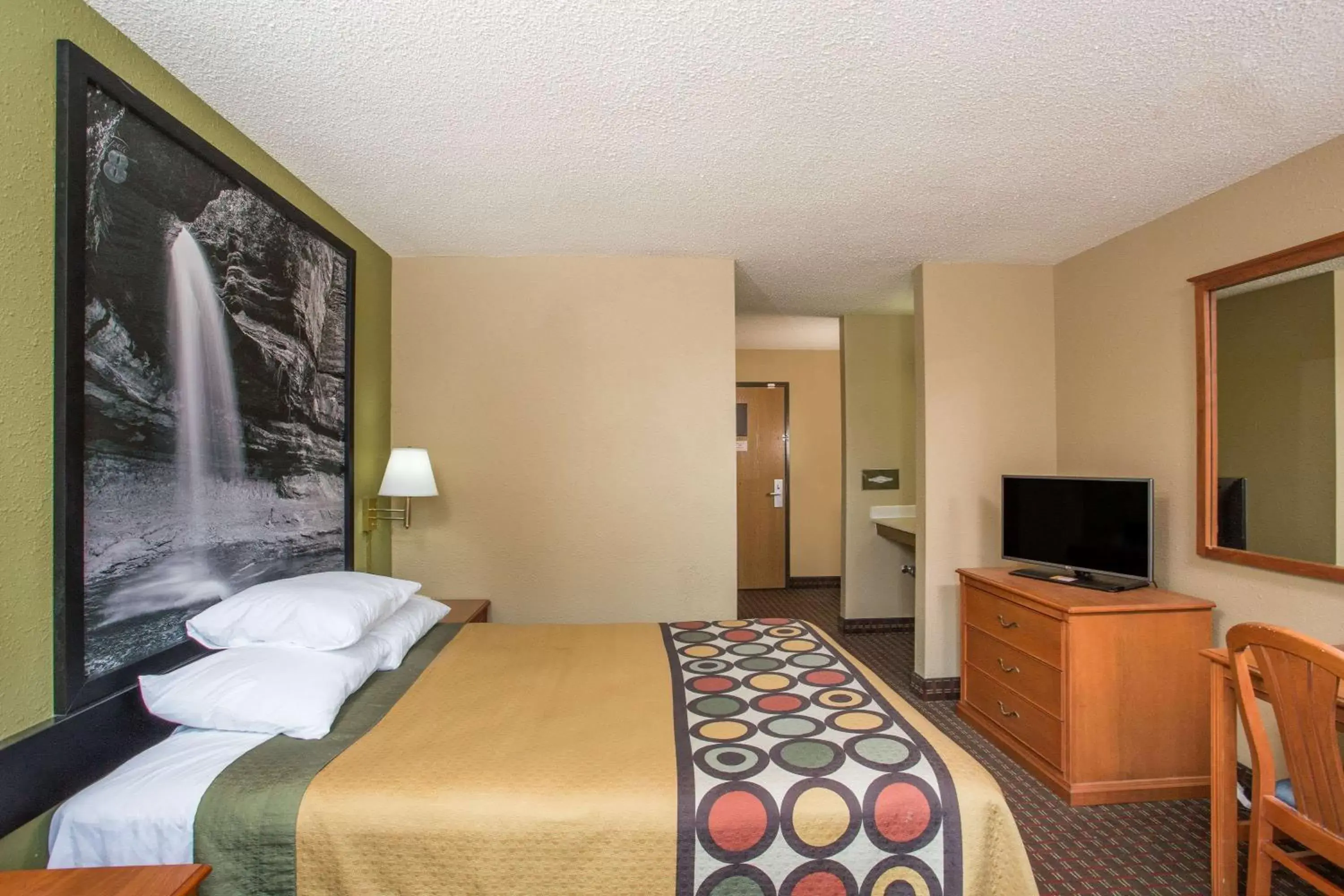Photo of the whole room, Bed in Super 8 by Wyndham Mendota