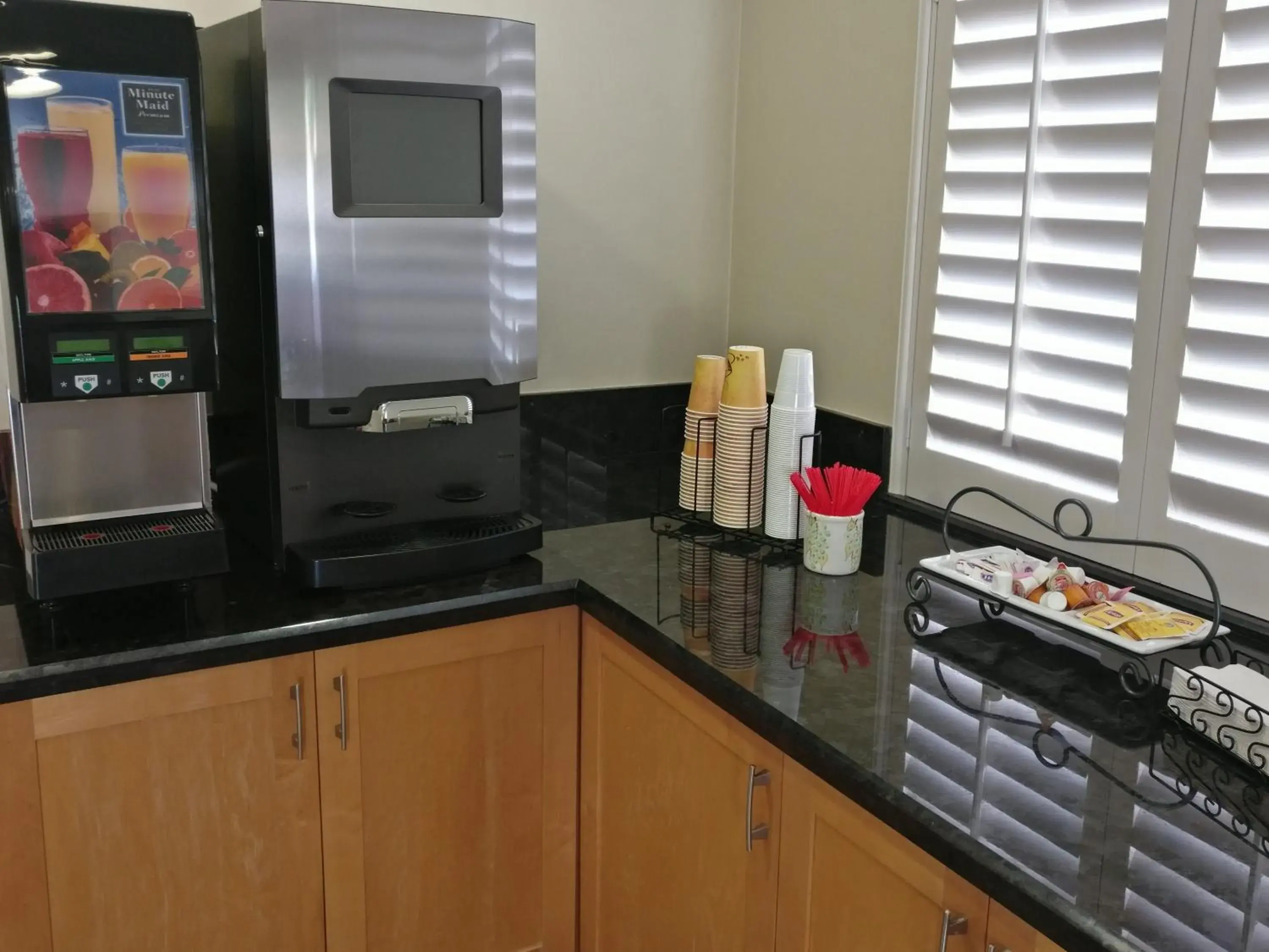 Non alcoholic drinks, Kitchen/Kitchenette in Burbank Inn and Suites