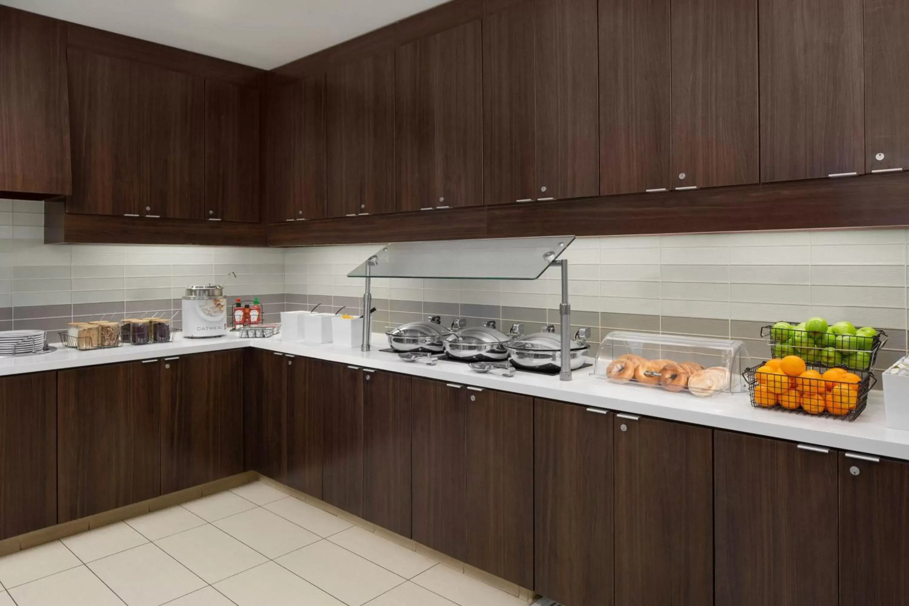 Breakfast, Kitchen/Kitchenette in Residence Inn by Marriott Tustin Orange County