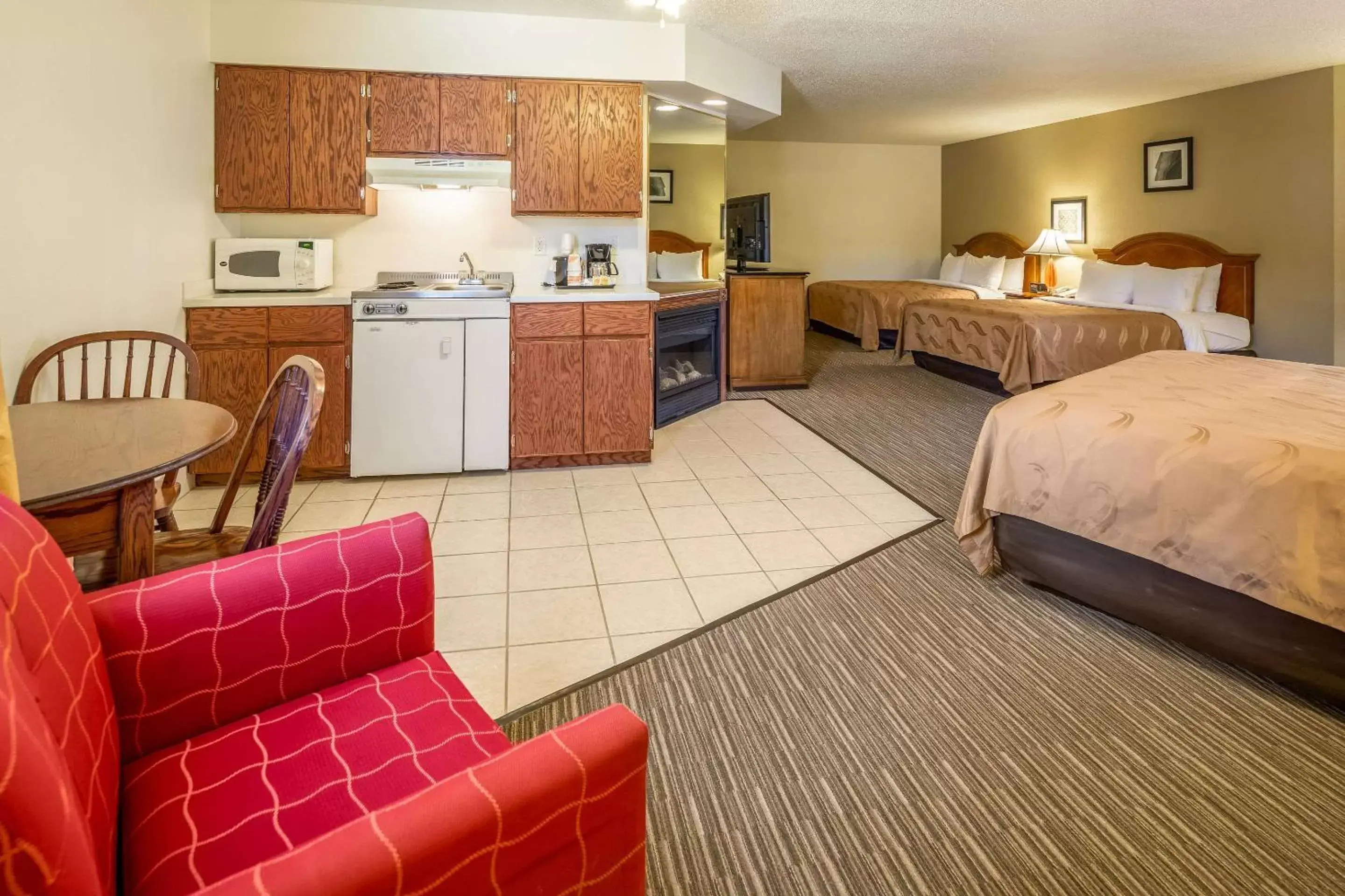 Photo of the whole room, Kitchen/Kitchenette in Quality Inn Keystone