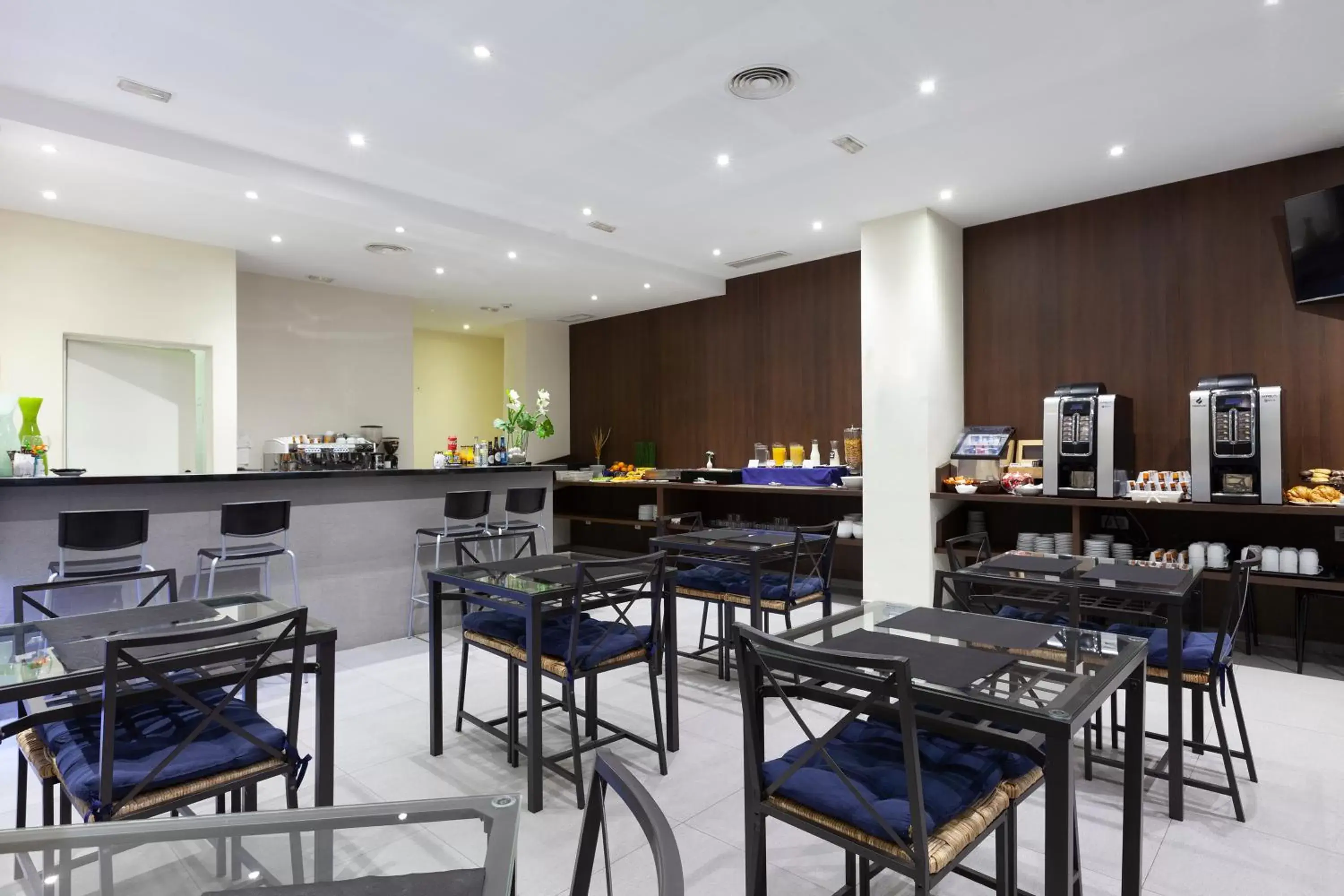 Continental breakfast, Restaurant/Places to Eat in Hotel Olympia Universidades