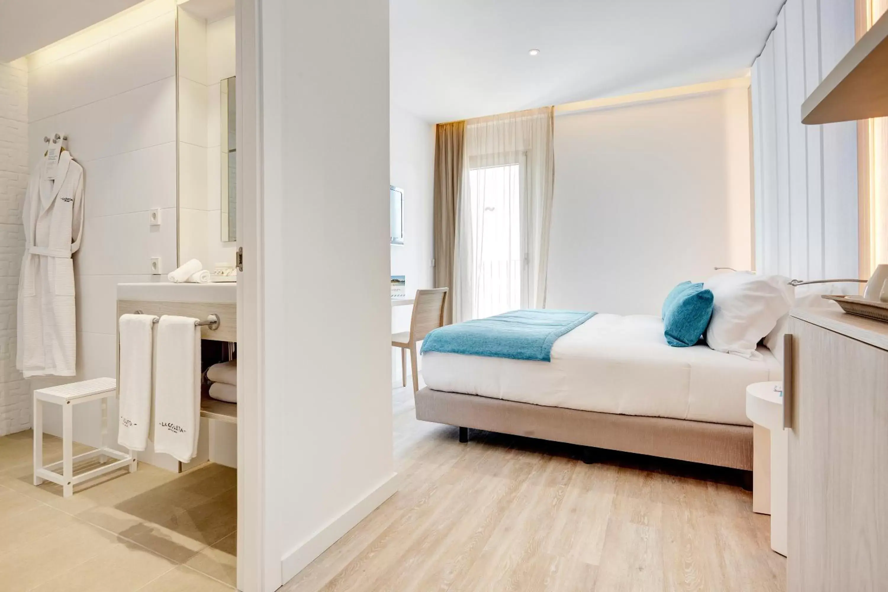 Bathroom, Bed in La Goleta Hotel de Mar - Adults Only