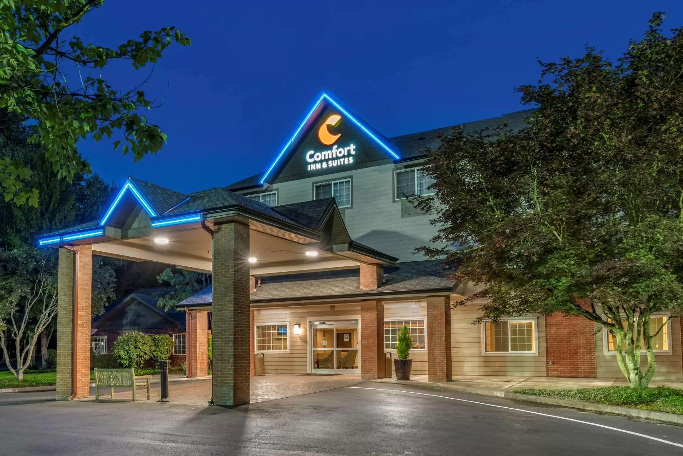 Property Building in Comfort Inn & Suites Tualatin - Lake Oswego South