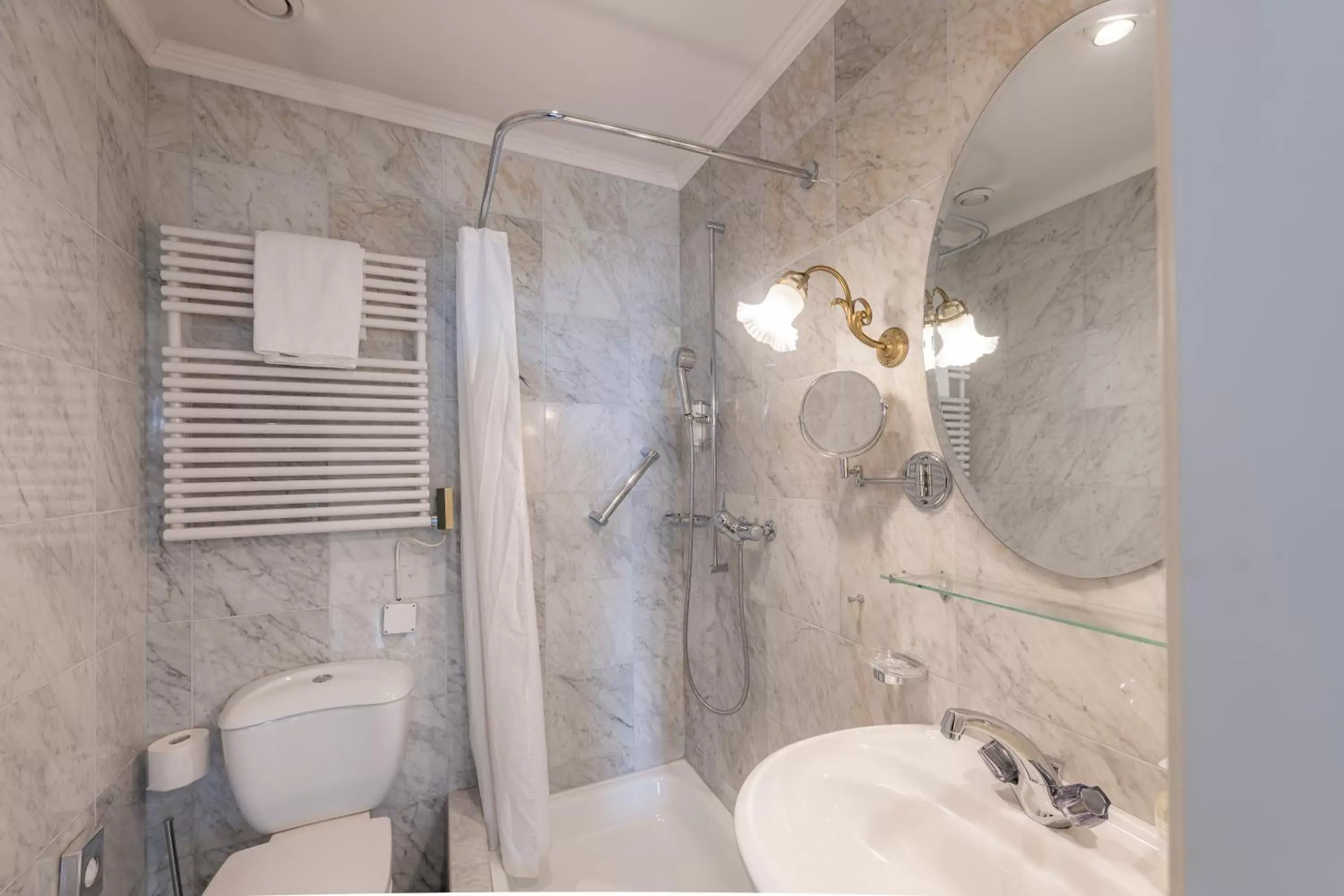 Bathroom in Romantik Hotel Schweizerhof & Spa