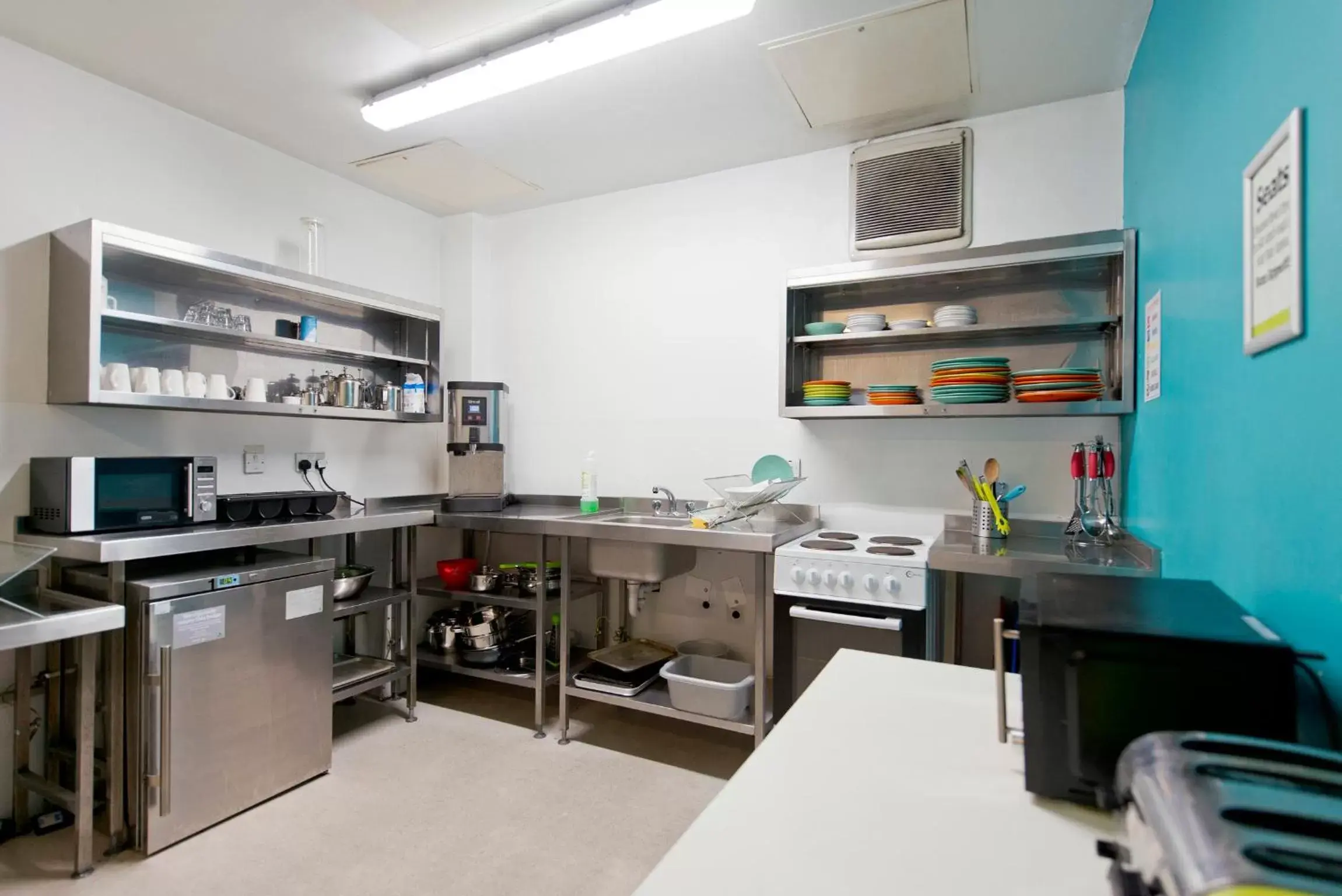 Kitchen or kitchenette, Kitchen/Kitchenette in YHA Manchester Hostel