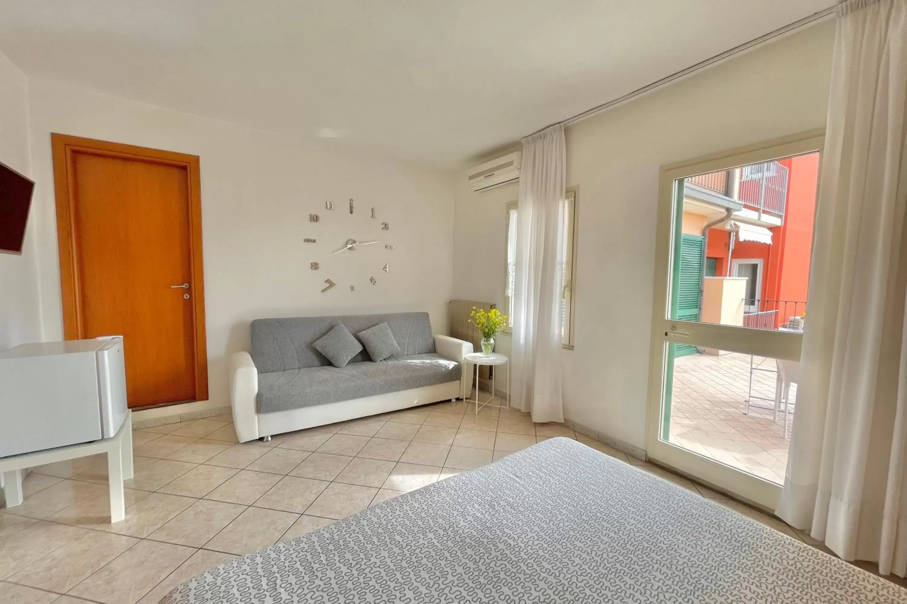 Photo of the whole room, Seating Area in Albergo Vittoria