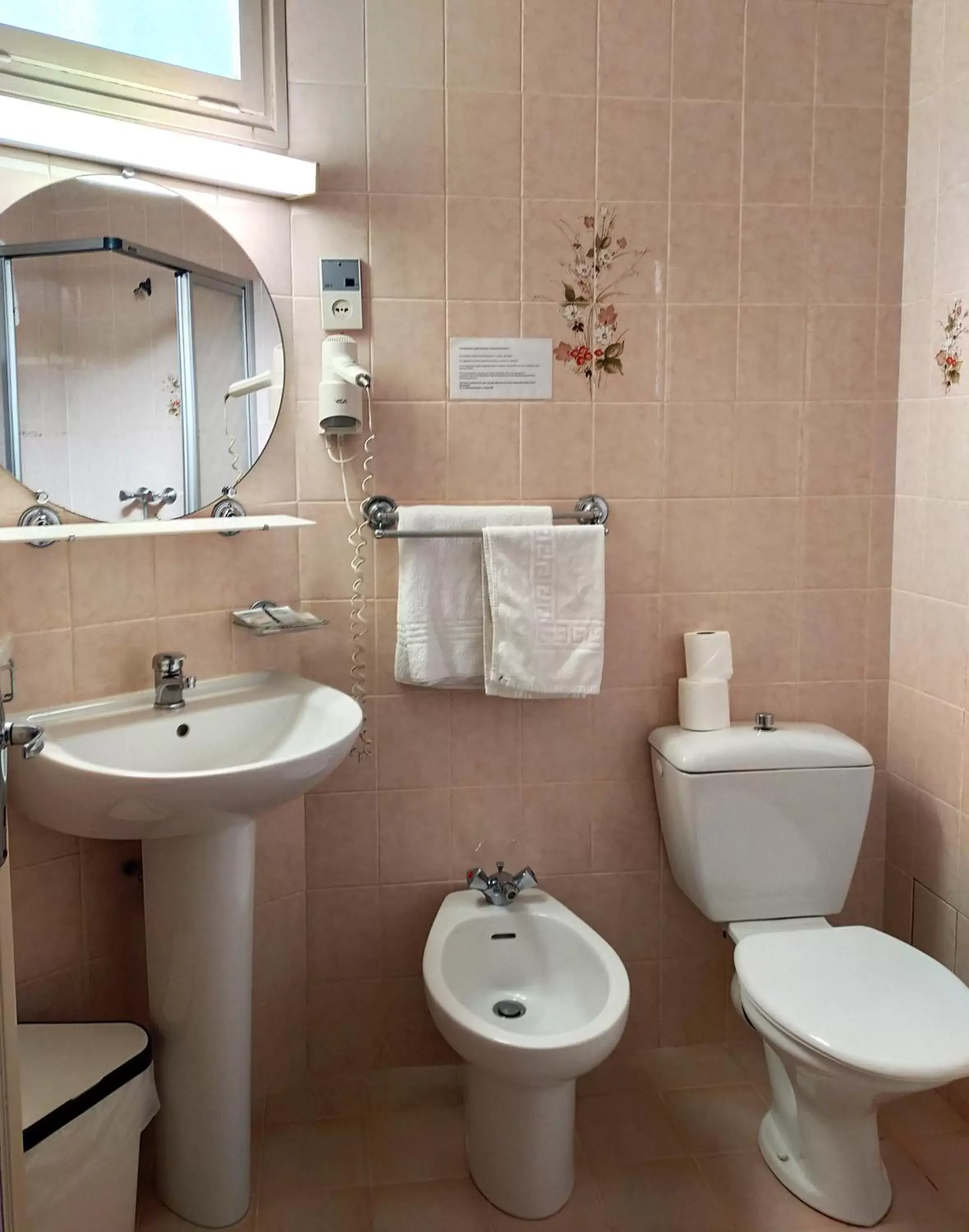 Bathroom in Au Nouvel Hôtel