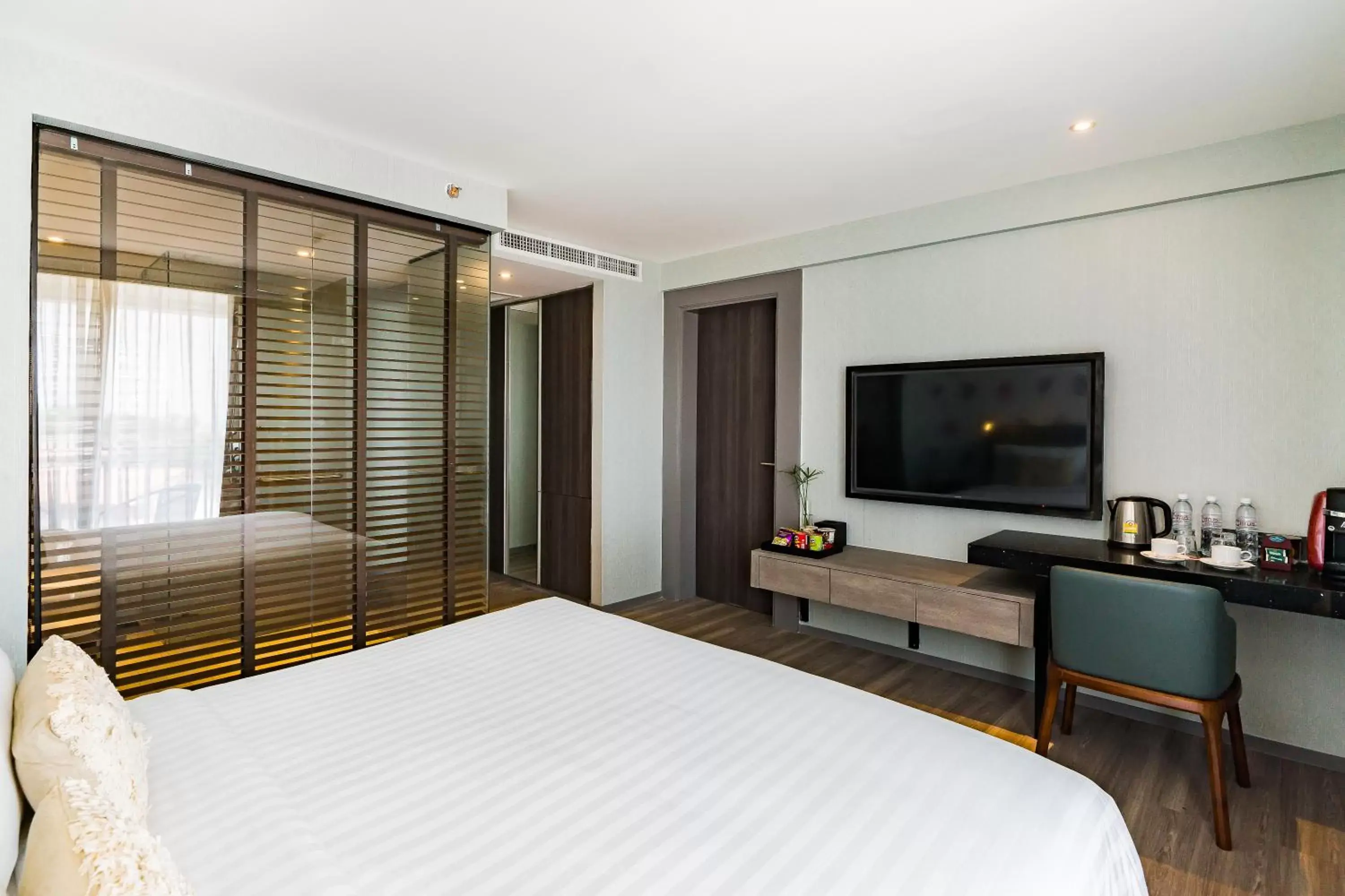 Communal lounge/ TV room, Bed in Citrus Grande Hotel Pattaya by Compass Hospitality
