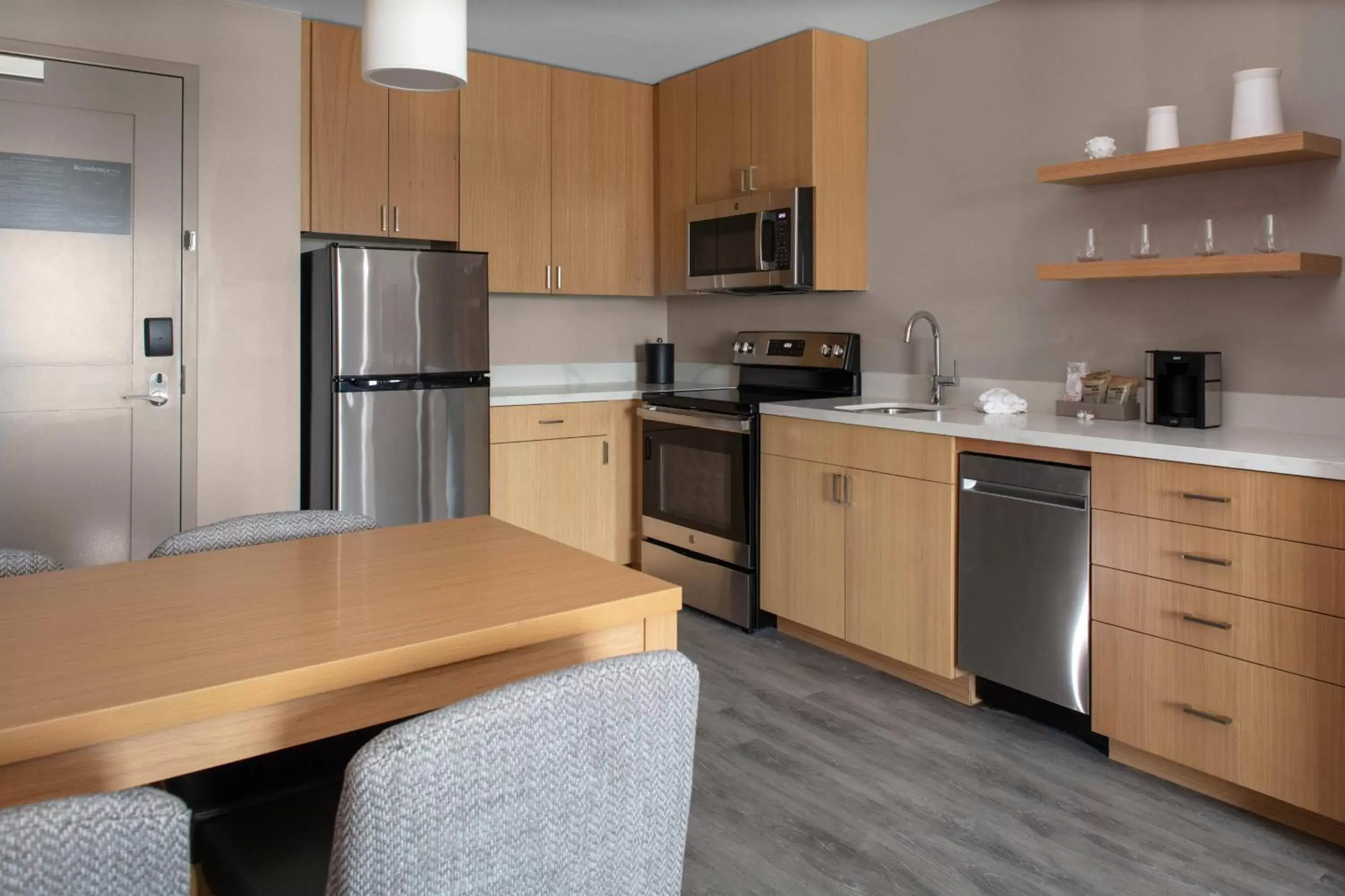 Bedroom, Kitchen/Kitchenette in Residence Inn by Marriott Jekyll Island