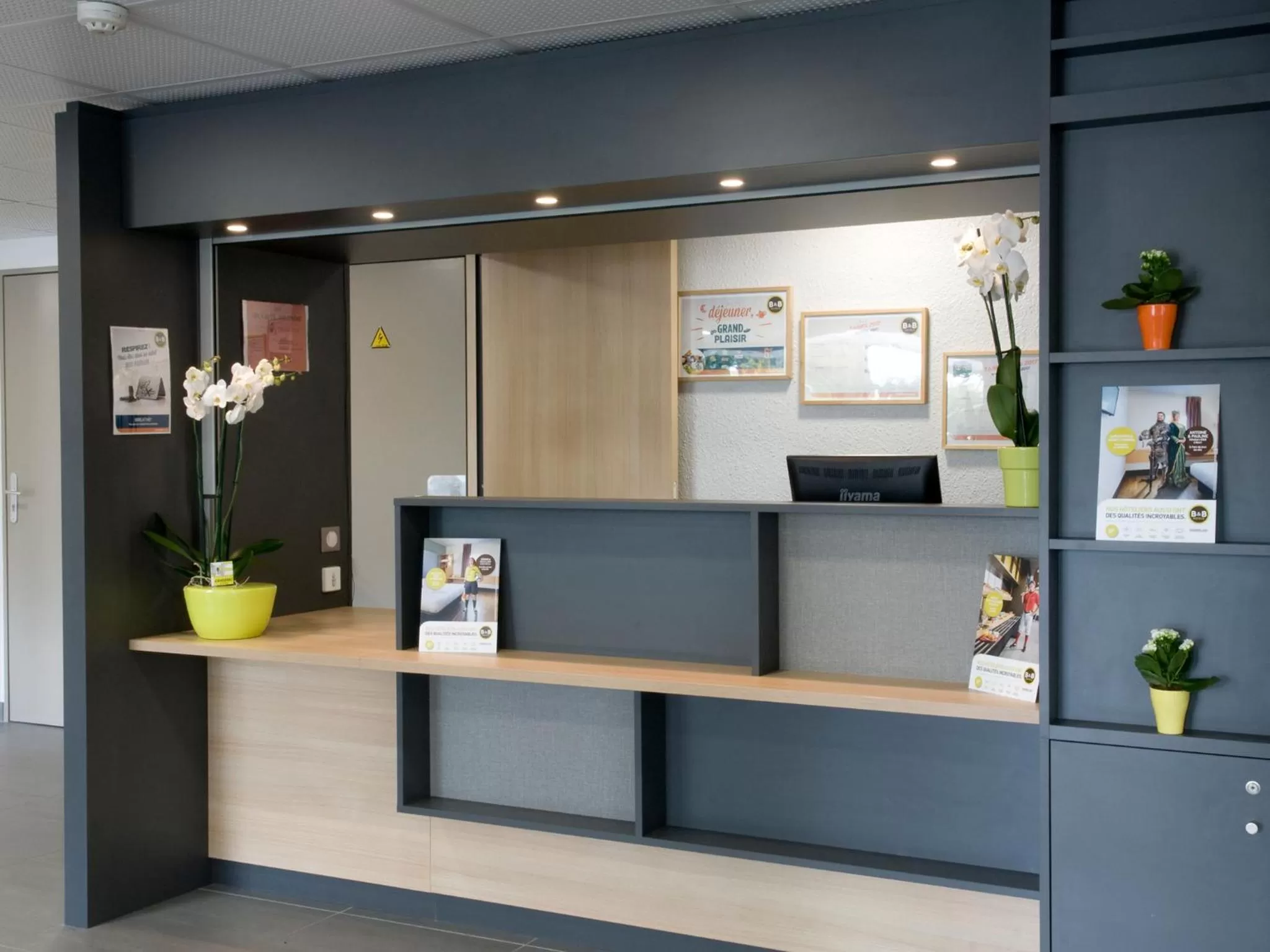 Lobby or reception in B&B HOTEL Saint-Quentin