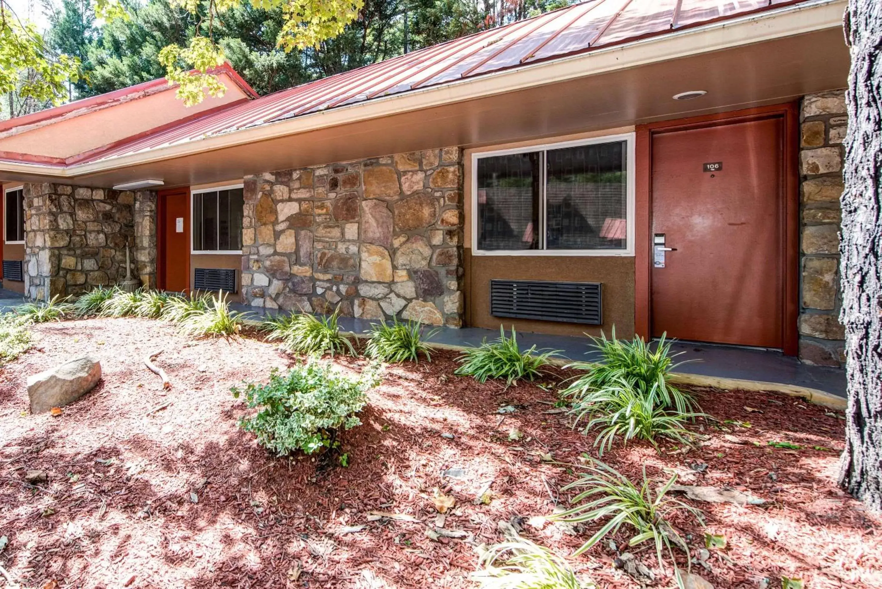Property building in Quality Inn Creekside - Downtown Gatlinburg Property building in Quality Inn Creekside - Downtown Gatlinburg