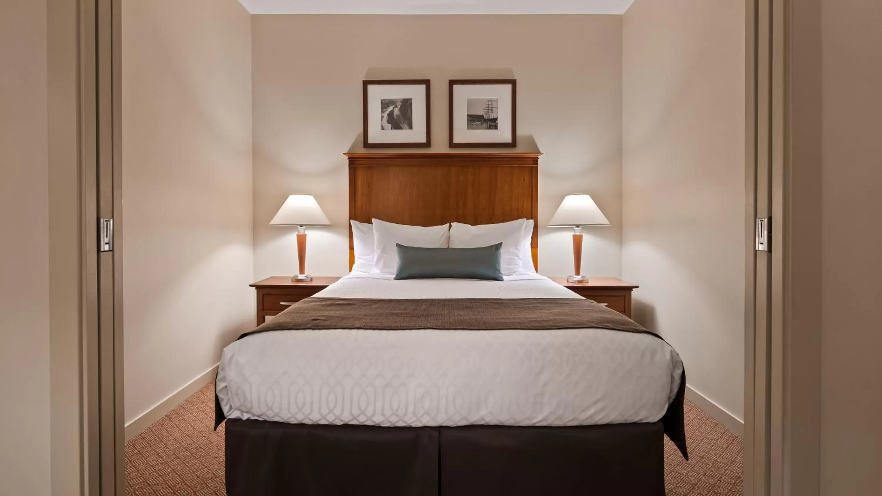 Bed in Best Western PLUS Chemainus Inn