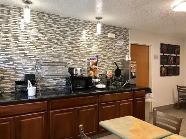 Communal kitchen, Restaurant/Places to Eat in Microtel Inn by Wyndham - Murfreesboro