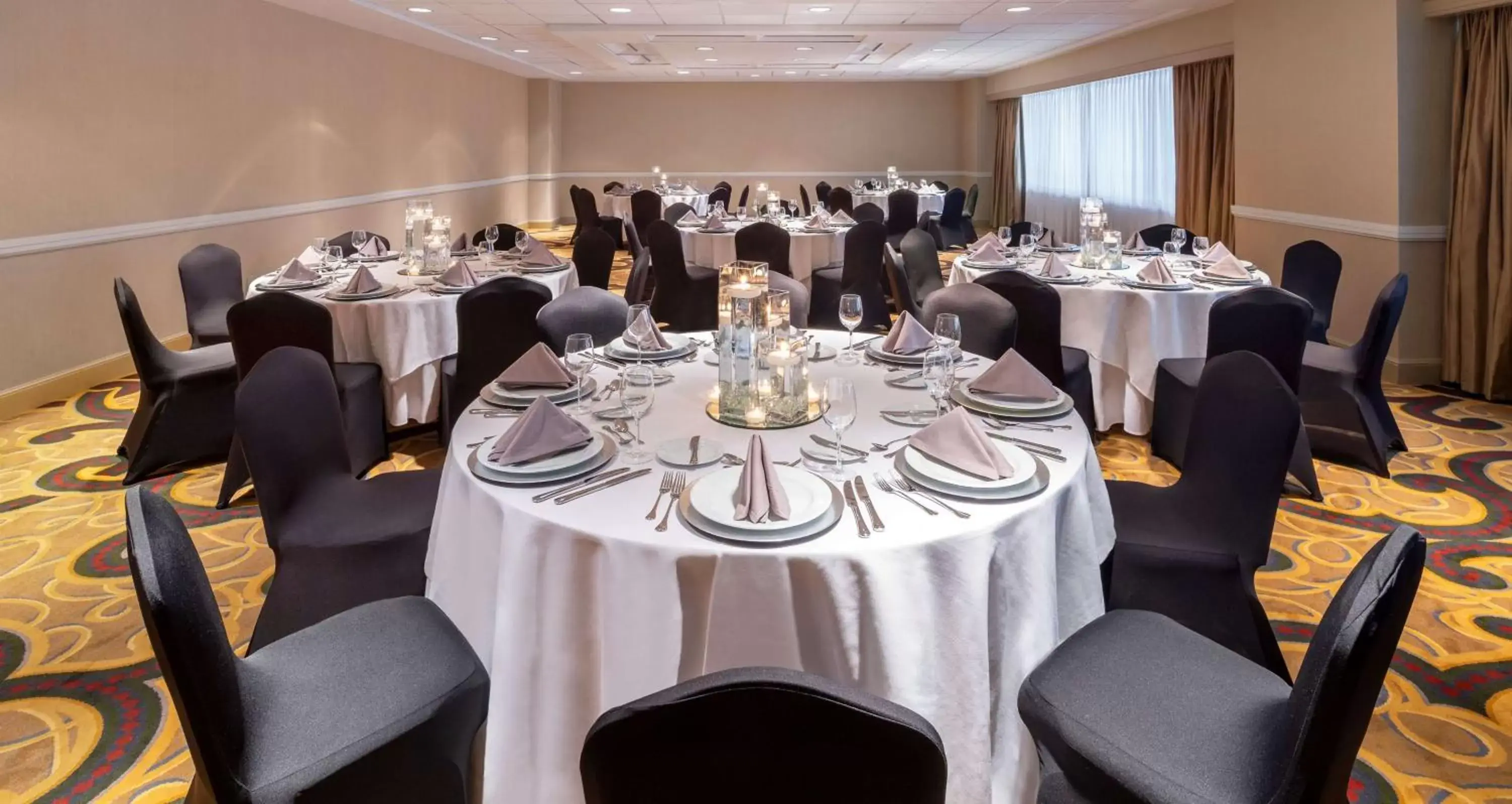 Meeting/conference room, Restaurant/Places to Eat in Hilton Indianapolis Hotel & Suites