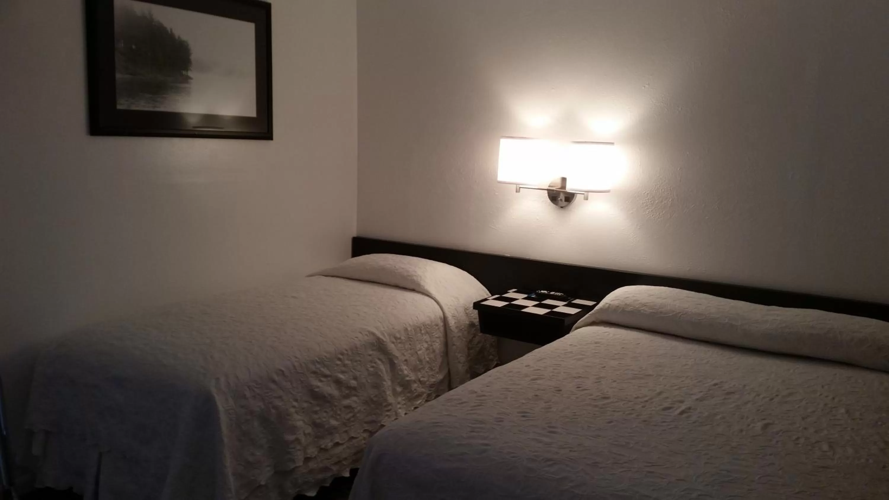 Photo of the whole room, Bed in Rocket Motel