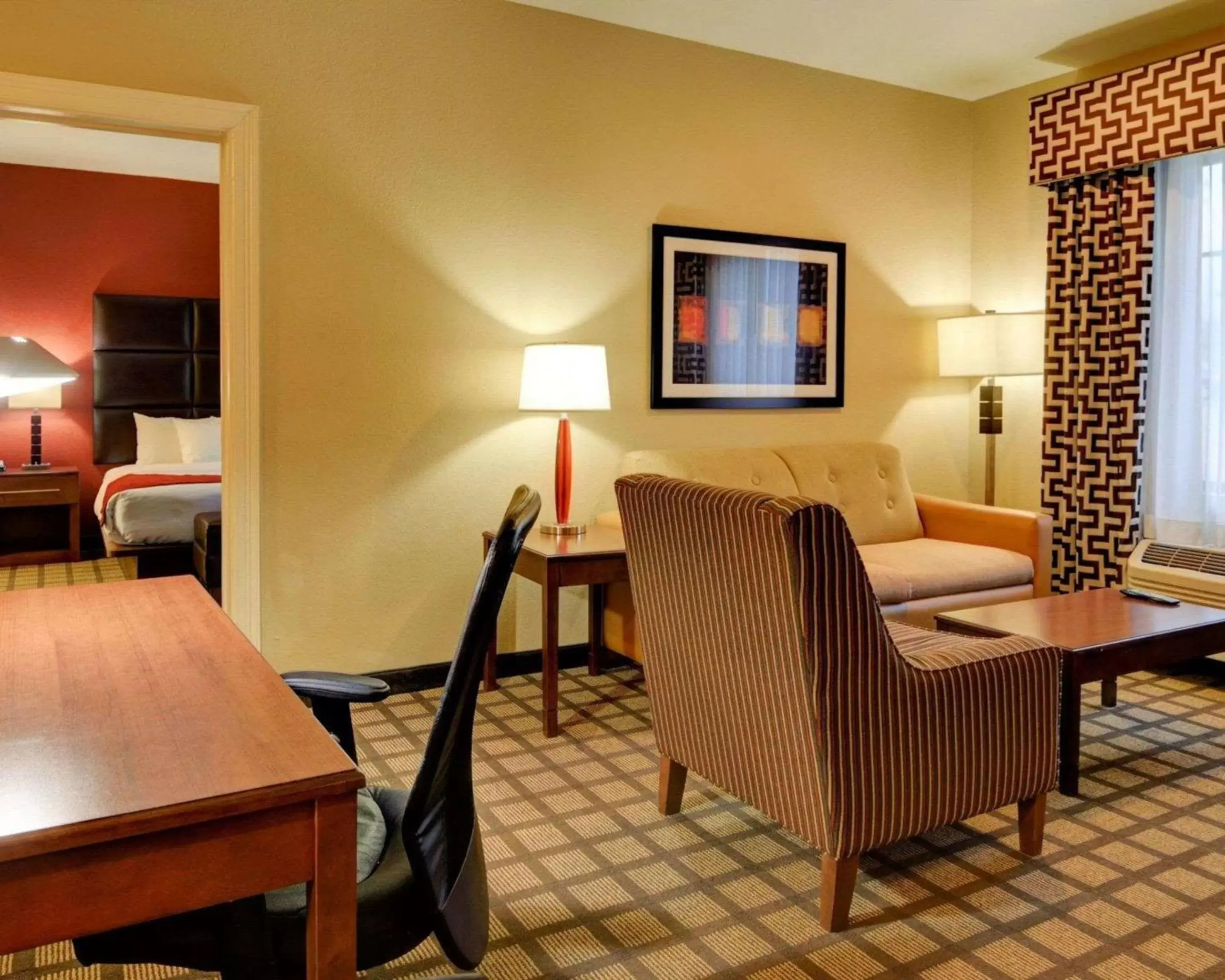 Photo of the whole room, Dining Area in Comfort Inn & Suites Fort Smith I-540