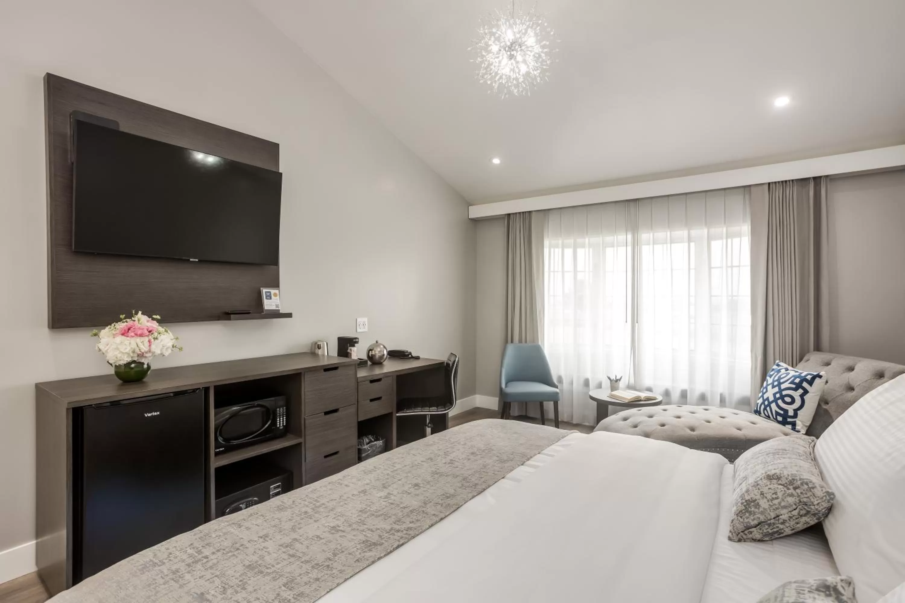 Shower, Bed in Harbor View Inn