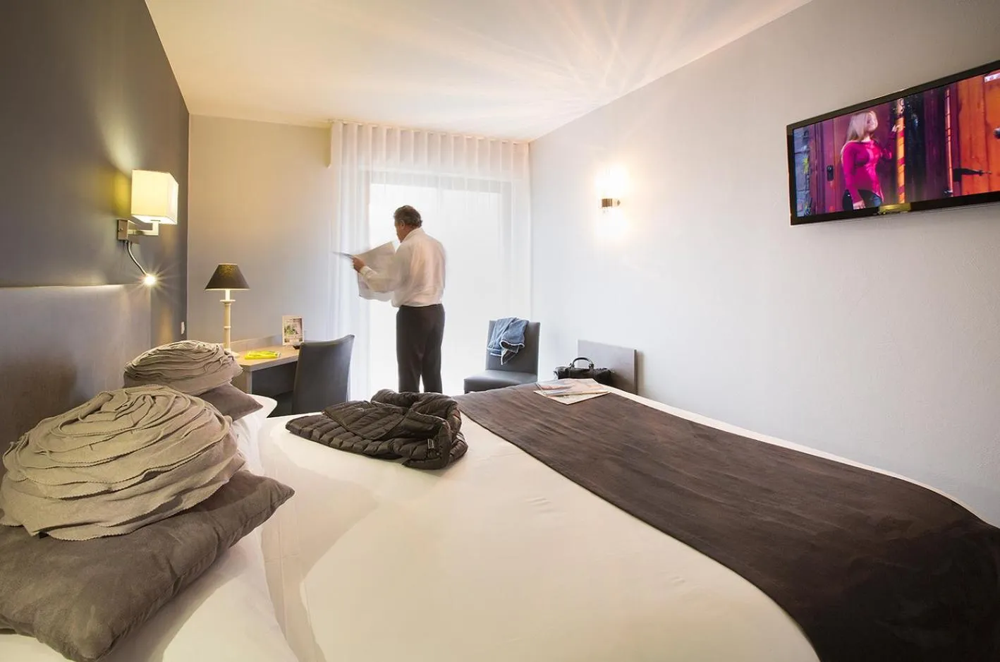 TV and multimedia, Bed in Logis Hotel - Restaurant - Spa - Le Relais de Farrou