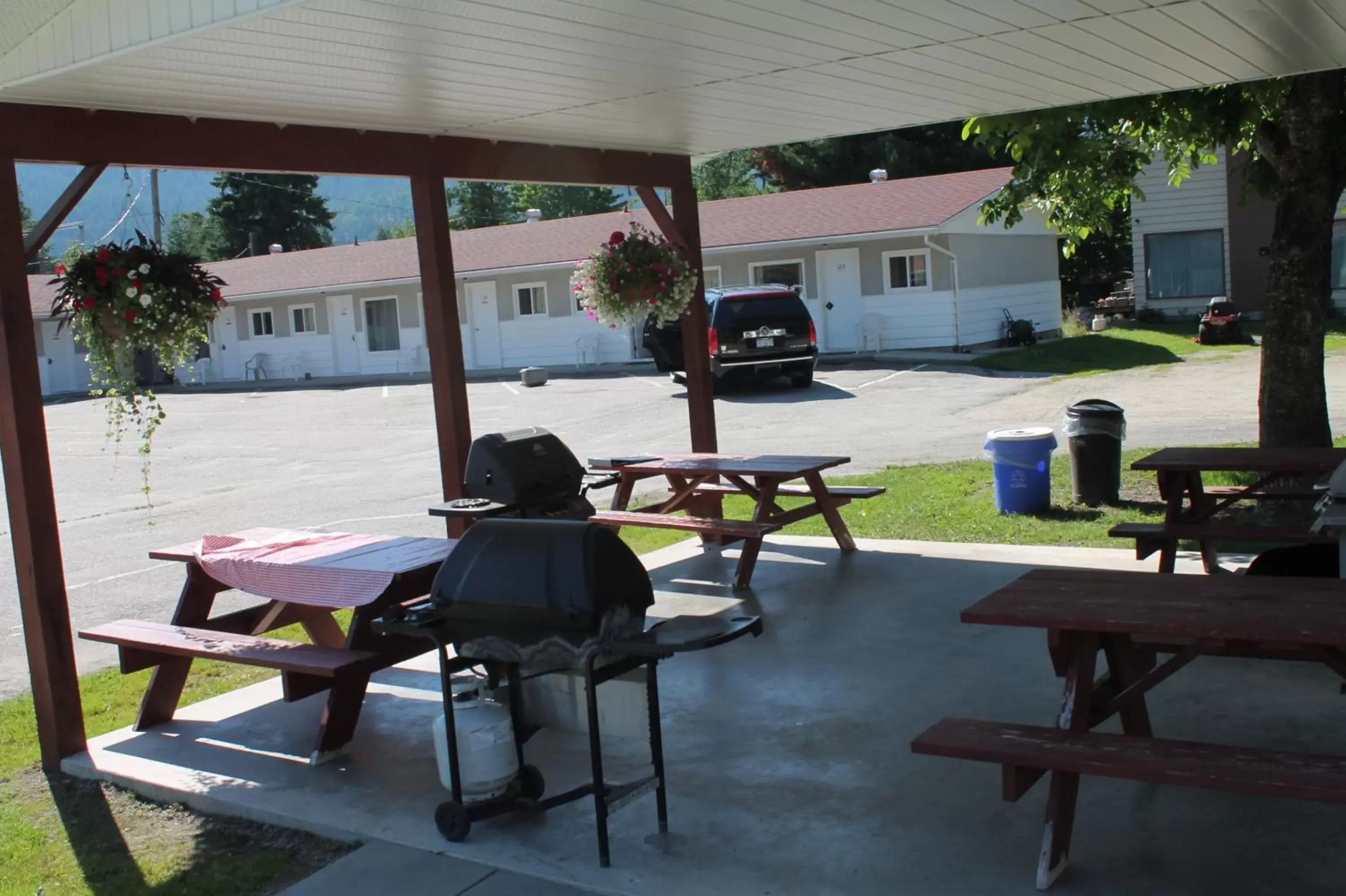 BBQ facilities, Restaurant/Places to Eat in Paradise Motel