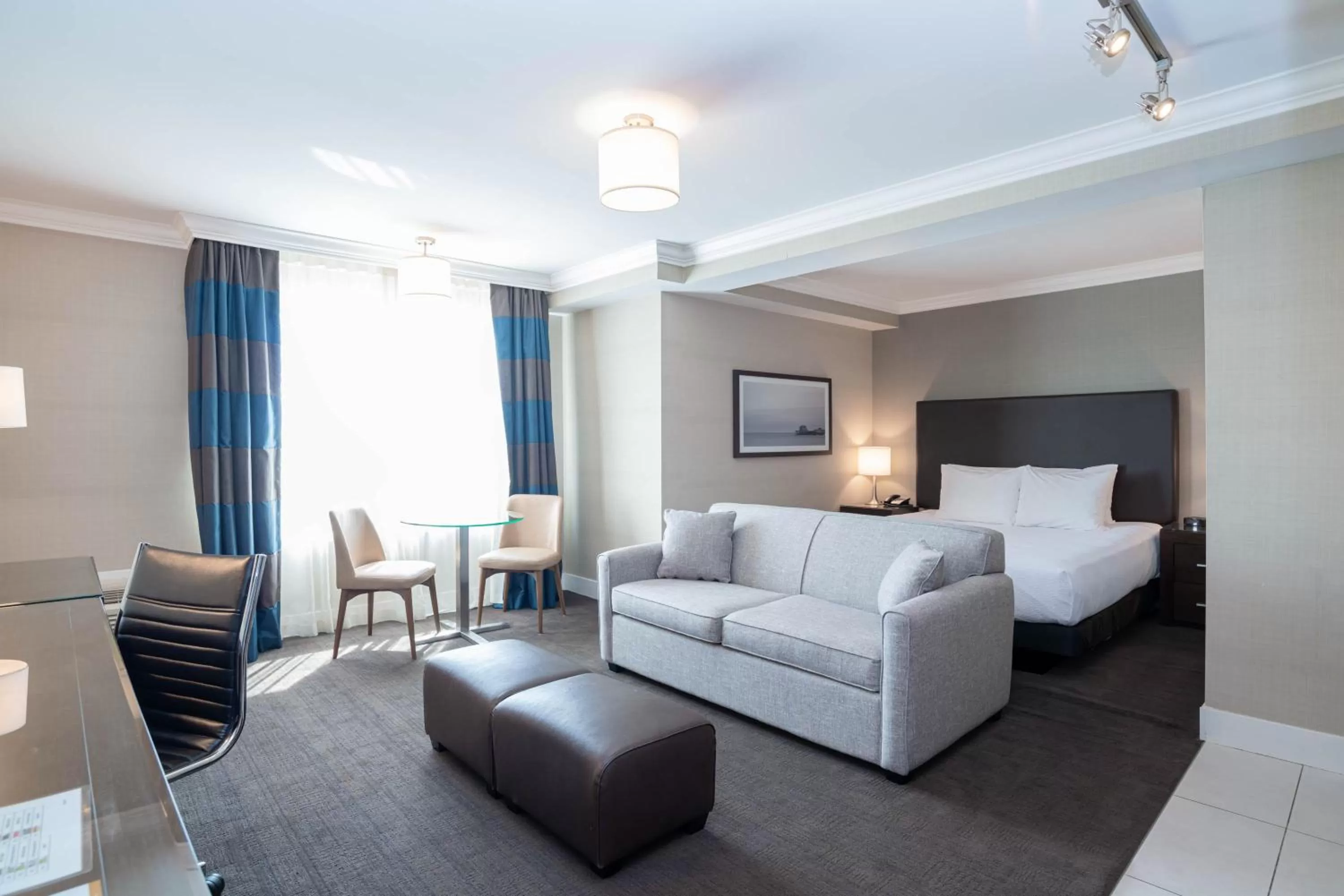 Photo of the whole room in Sandman Hotel Oakville