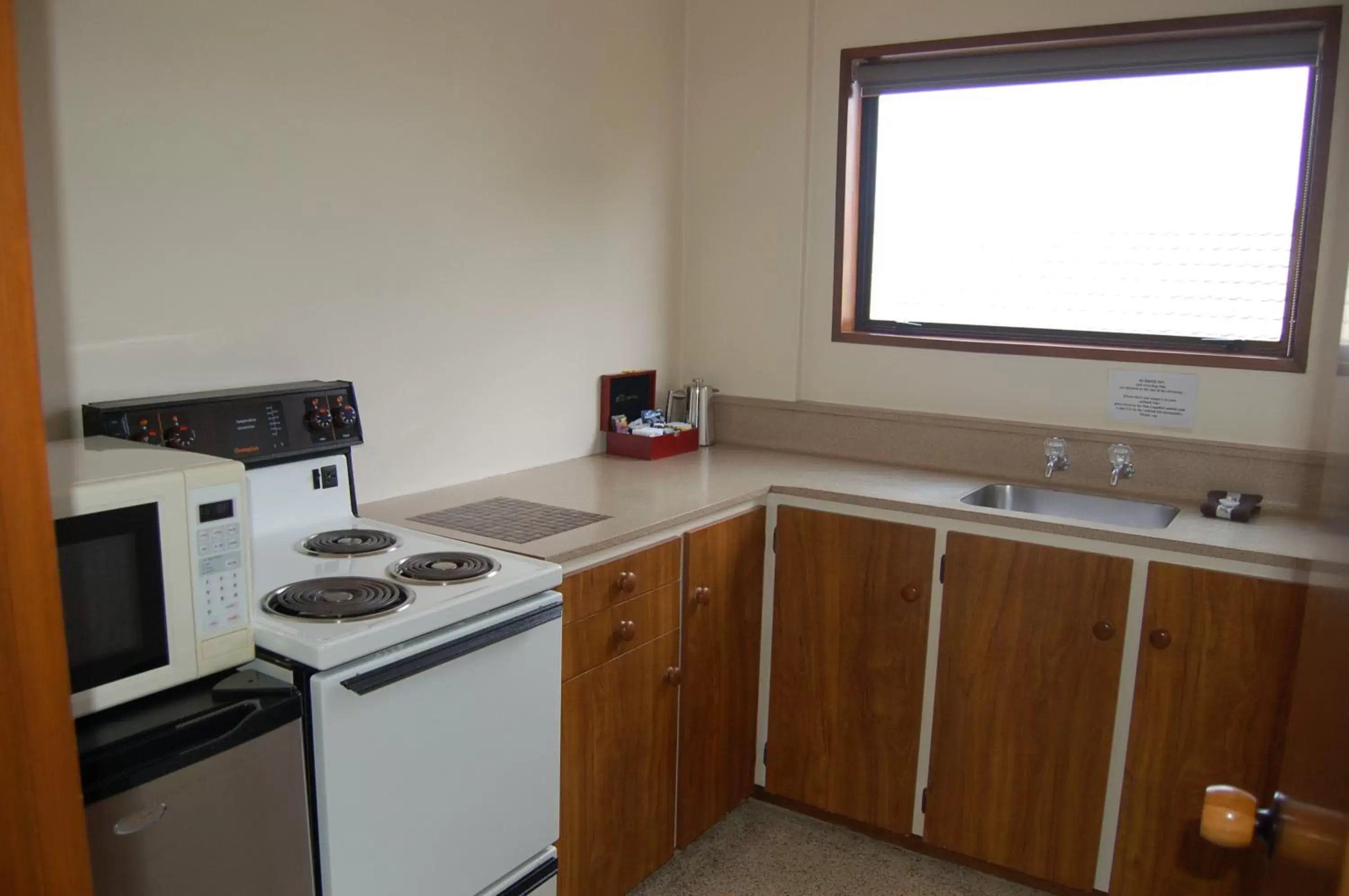 Kitchen/Kitchenette in Carisbrook Motel