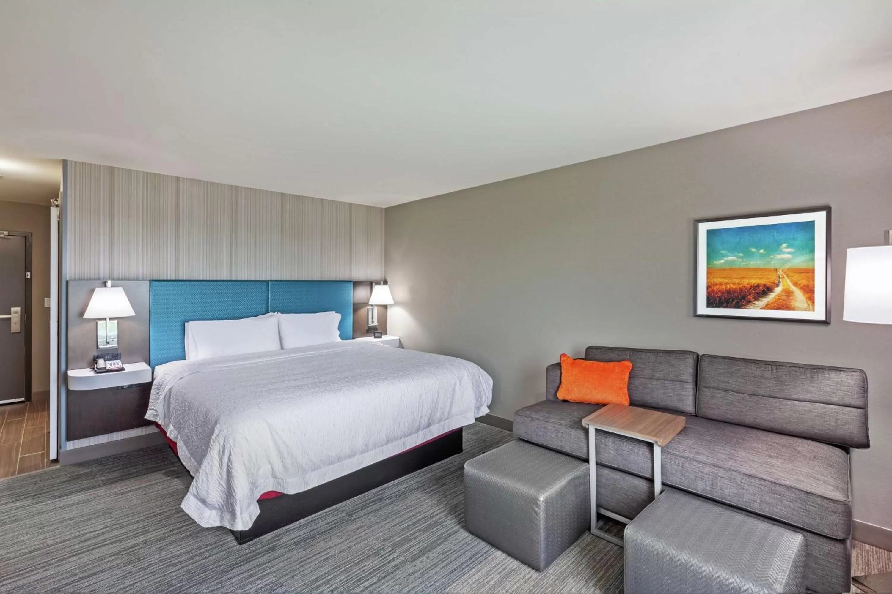 Living room, Bed in Hampton Inn Gardner