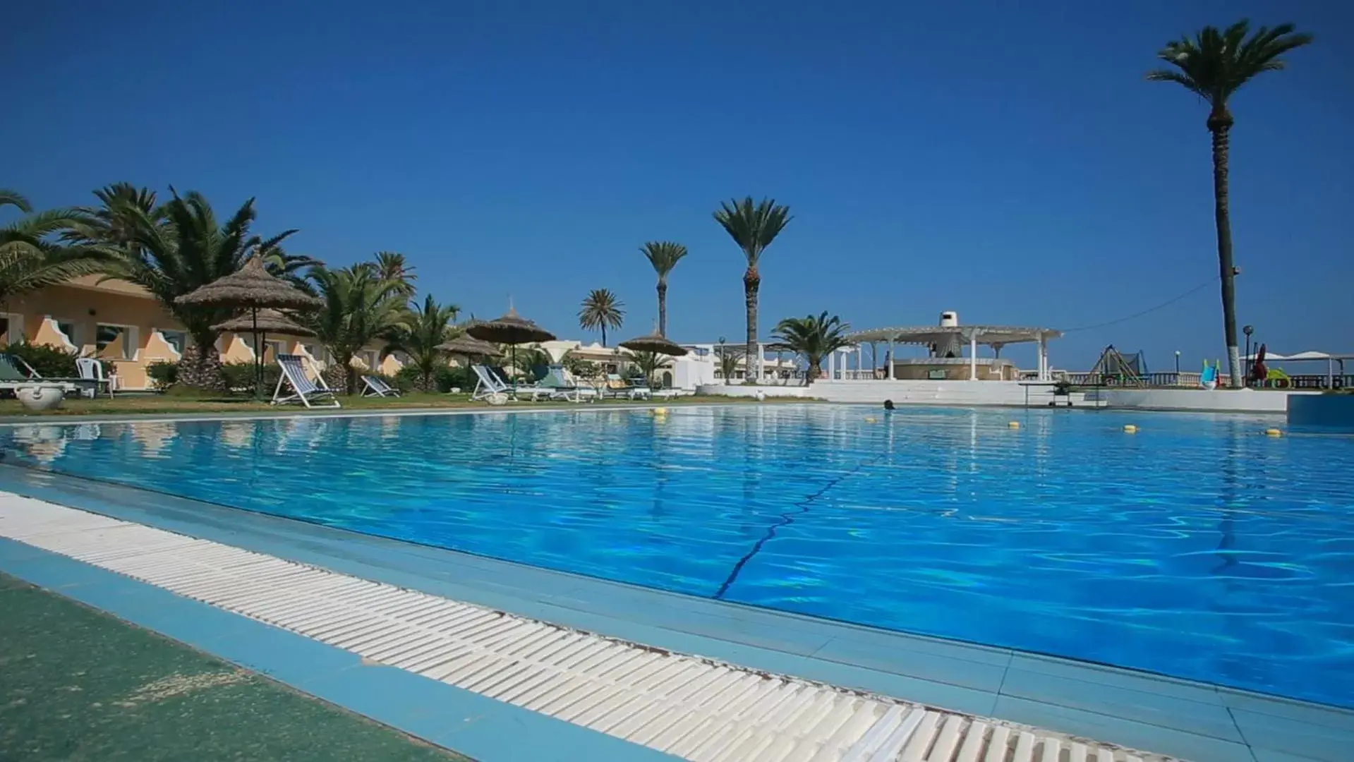 Breakfast, Swimming Pool in Hotel Les Palmiers