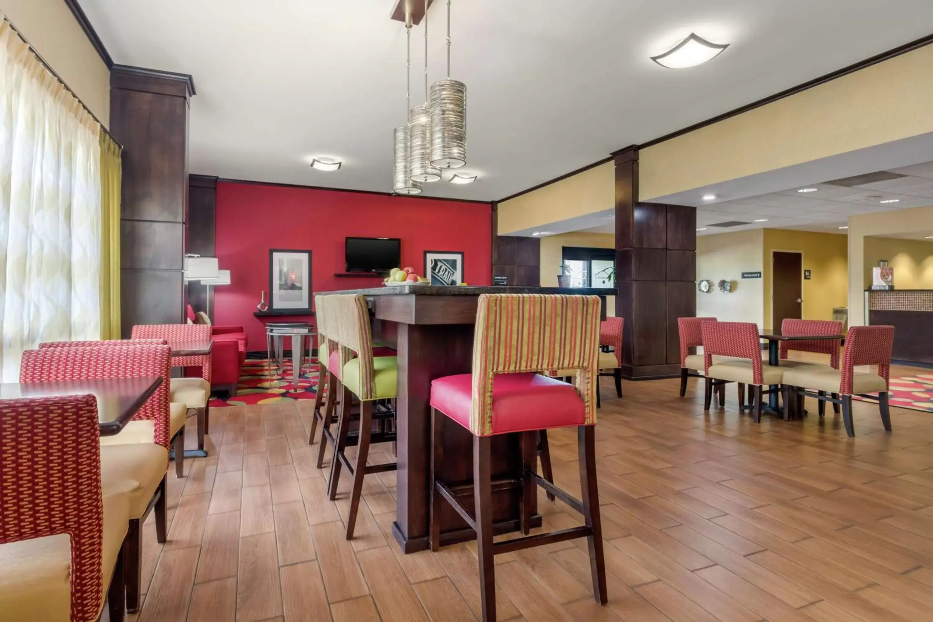 Bedroom, Restaurant/Places to Eat in Hampton Inn Brookhaven